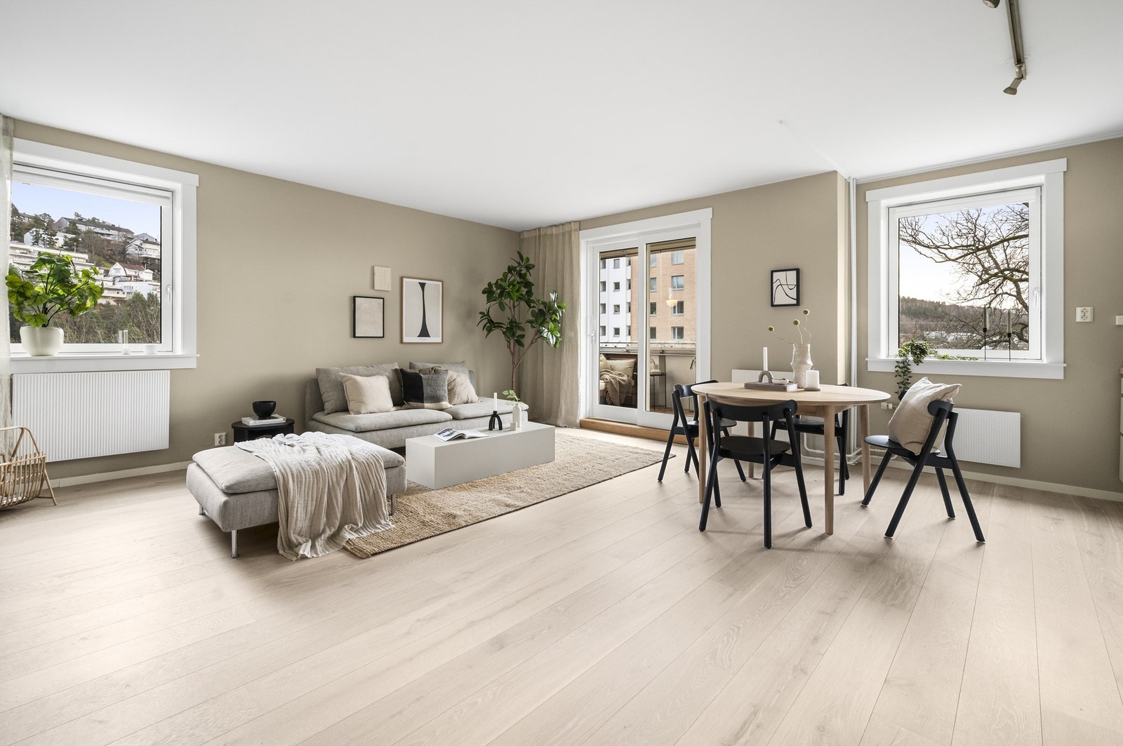 Dette er en lys og delikat 3-romsleilighet med flott standard, svært gode lys- og solforhold og lite innsyn. Galleribilde