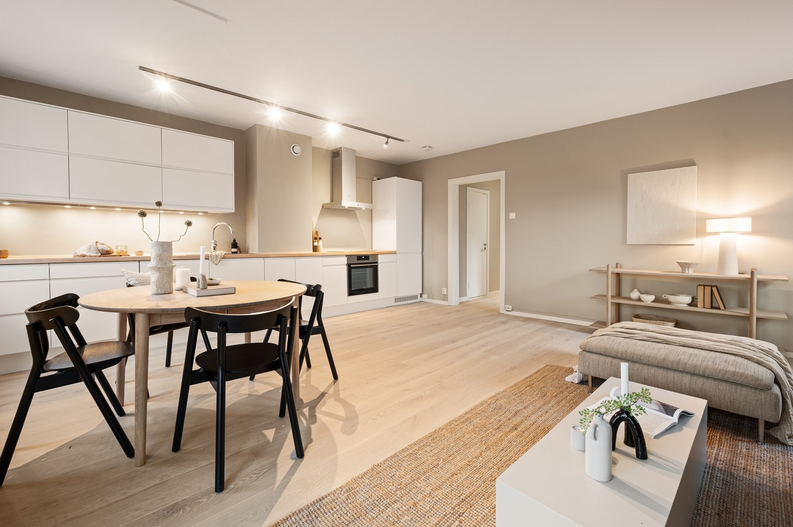 Kjøkkenet har blitt oppgradert i 2025 med nye fronter fra Epoq. Galleribilde