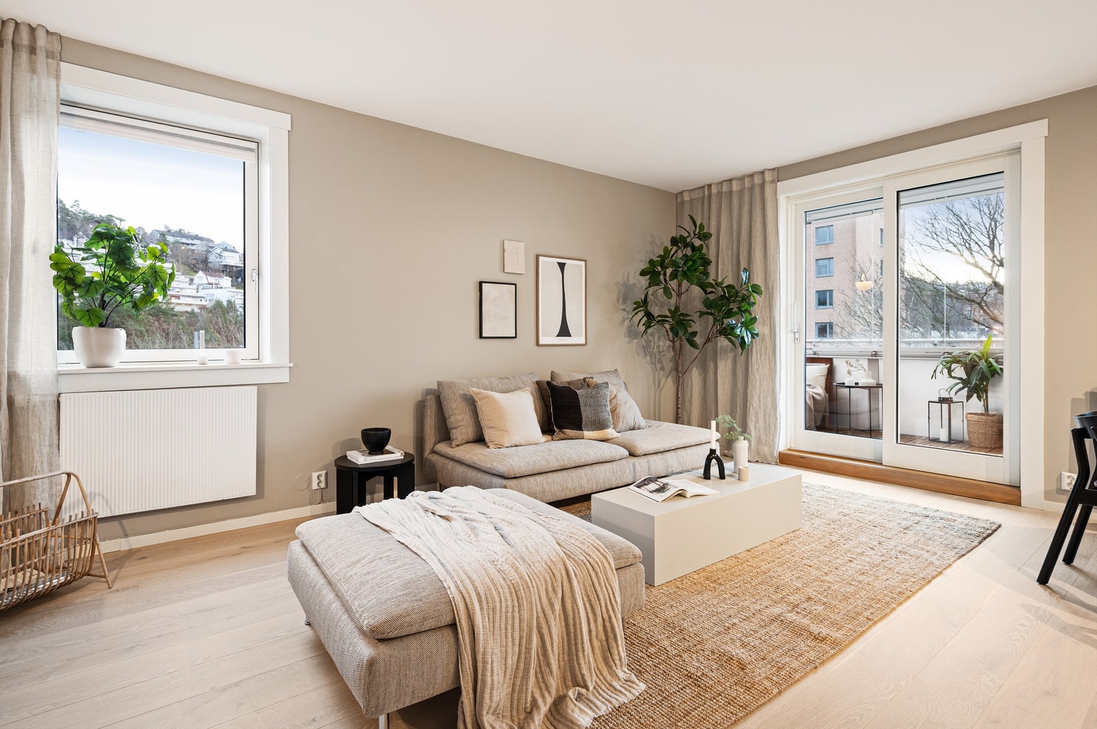 Beliggende på hjørnet av byggets tredje etasje får leiligheten godt med naturlig lysinnslipp. Galleribilde