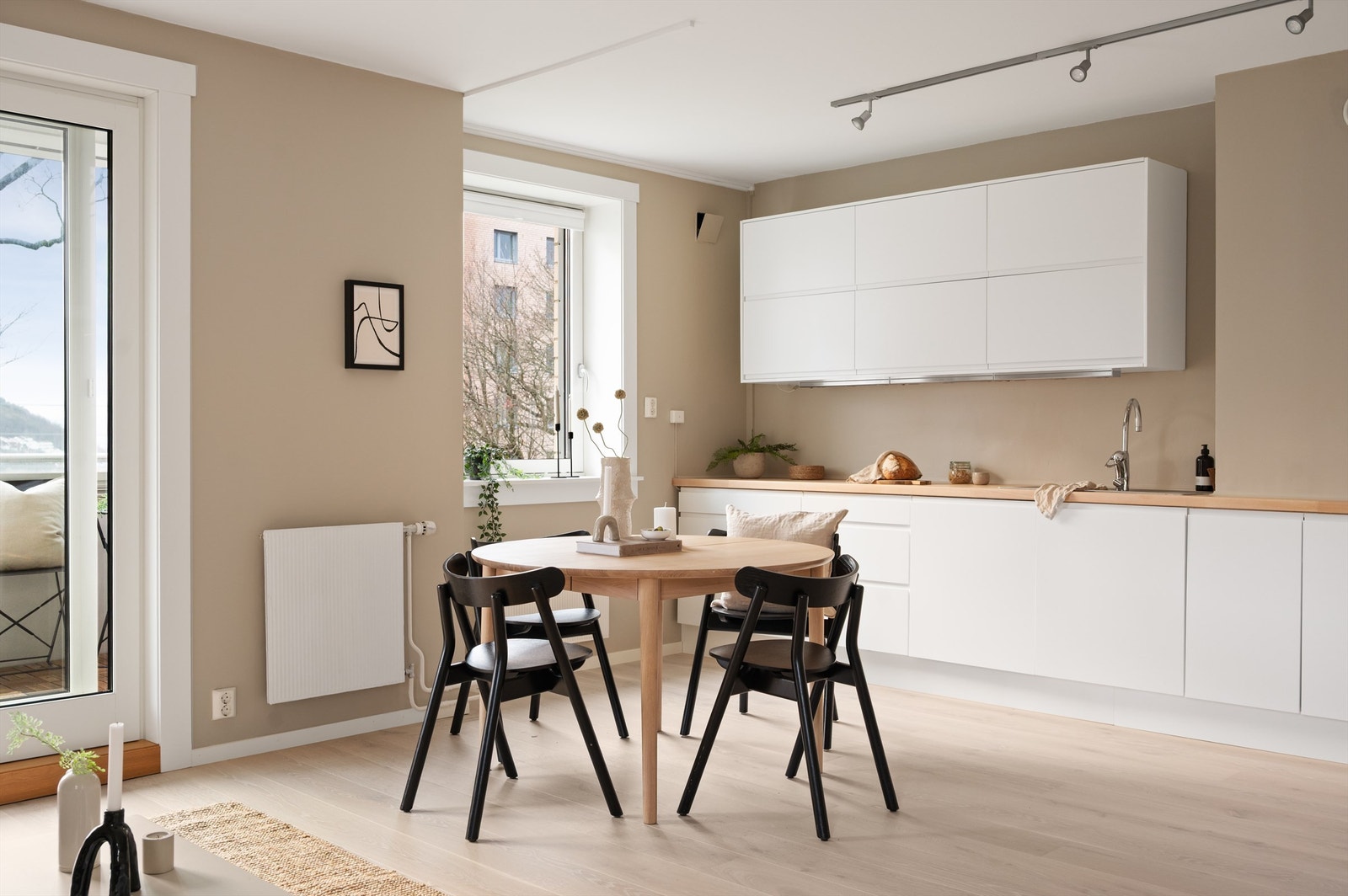 Her er det god plass til spisebord, med flotte lys- og utsiktsforhold. God plass til å invitere venner og familie på middag. Galleribilde