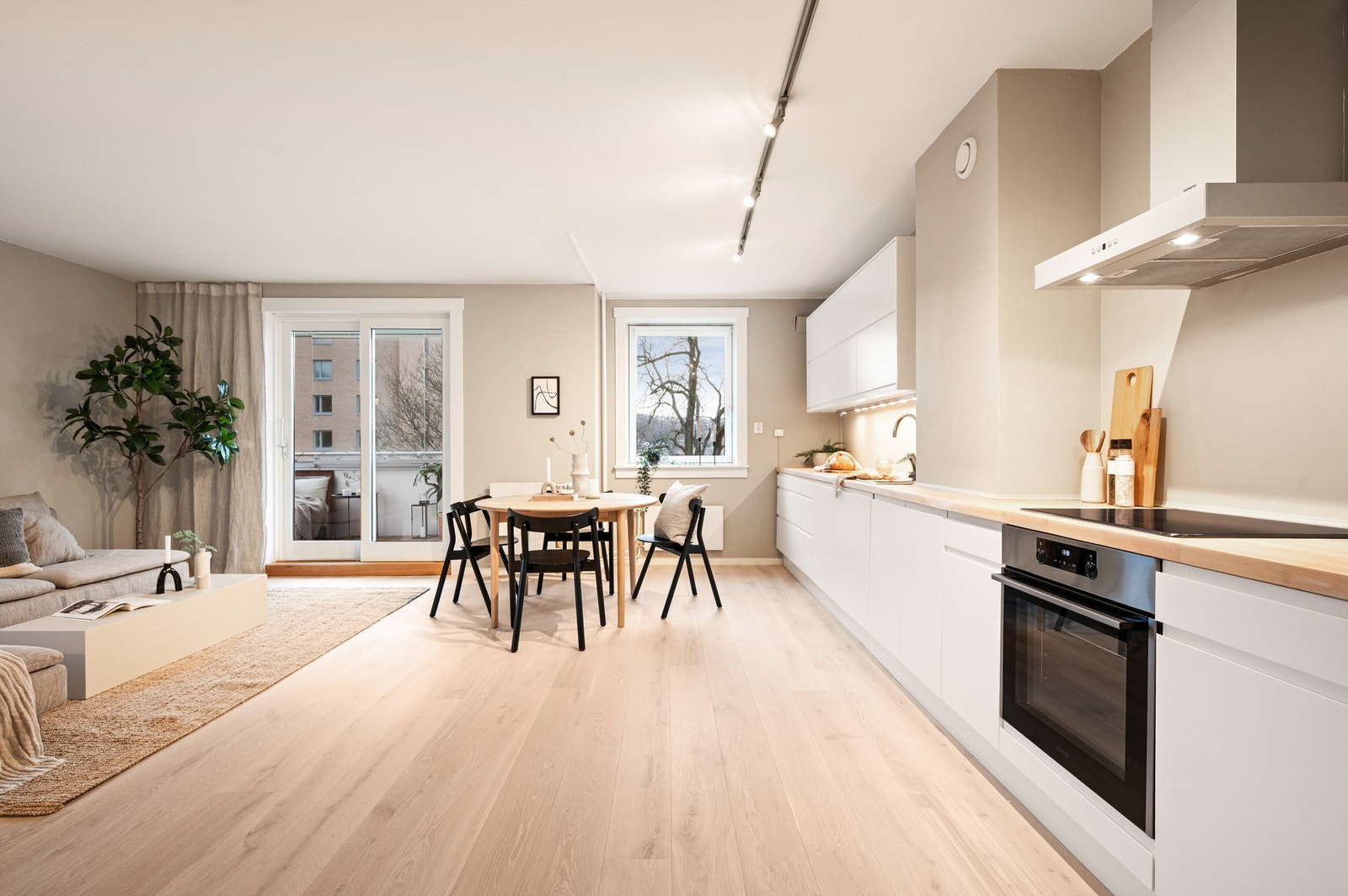 Stuen og kjøkkenet er i en åpen løsning, med plass et hyggelig spisebord. Galleribilde