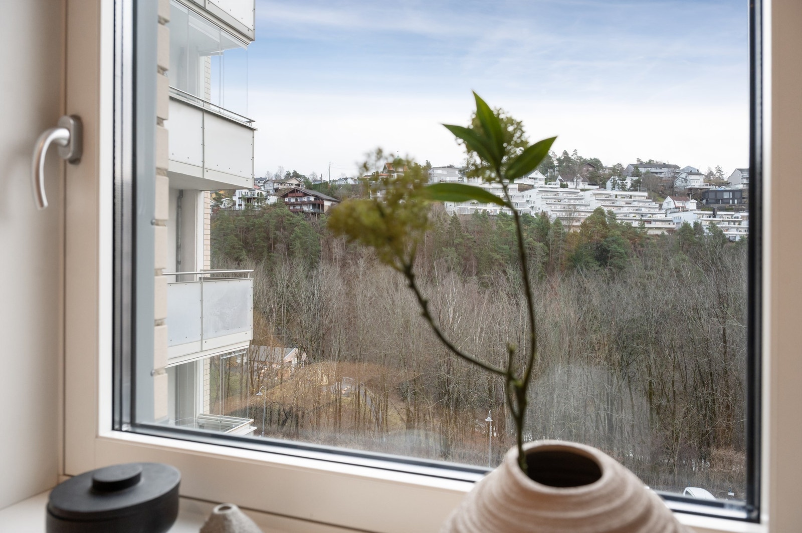 Svært behagelig utsyn fra soverom 2 - usjenert og grønt. Galleribilde