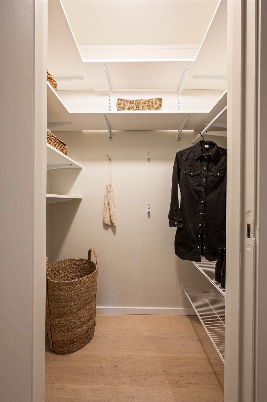 For ekstra praktisk oppbevaring har leiligheten en innvendig bod i gangen ved kjøkkenet. Perfekt for oppbevaring av klær eller som spisskammers. Galleribilde