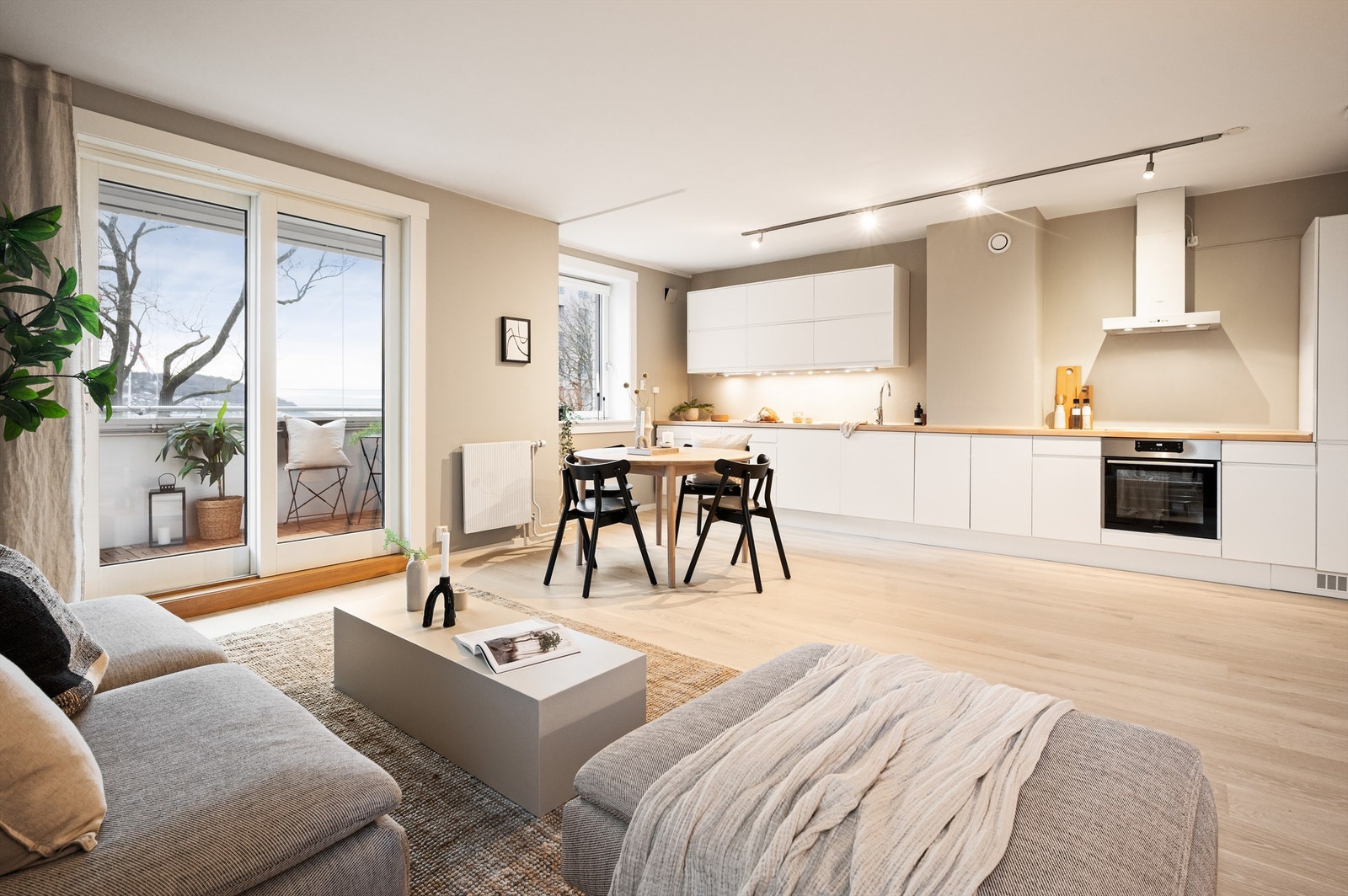 Leiligheten holder god standard og har i november 2025 blitt oppgradert med ny énstavs eikegulv i entréen, kjøkkenet og stuen, i tillegg til nymalte flater og nye kjøkkenfronter. Galleribilde