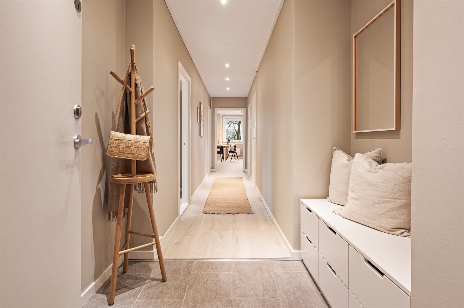 Velkommen inn til en lys og innbydende entré! Galleribilde