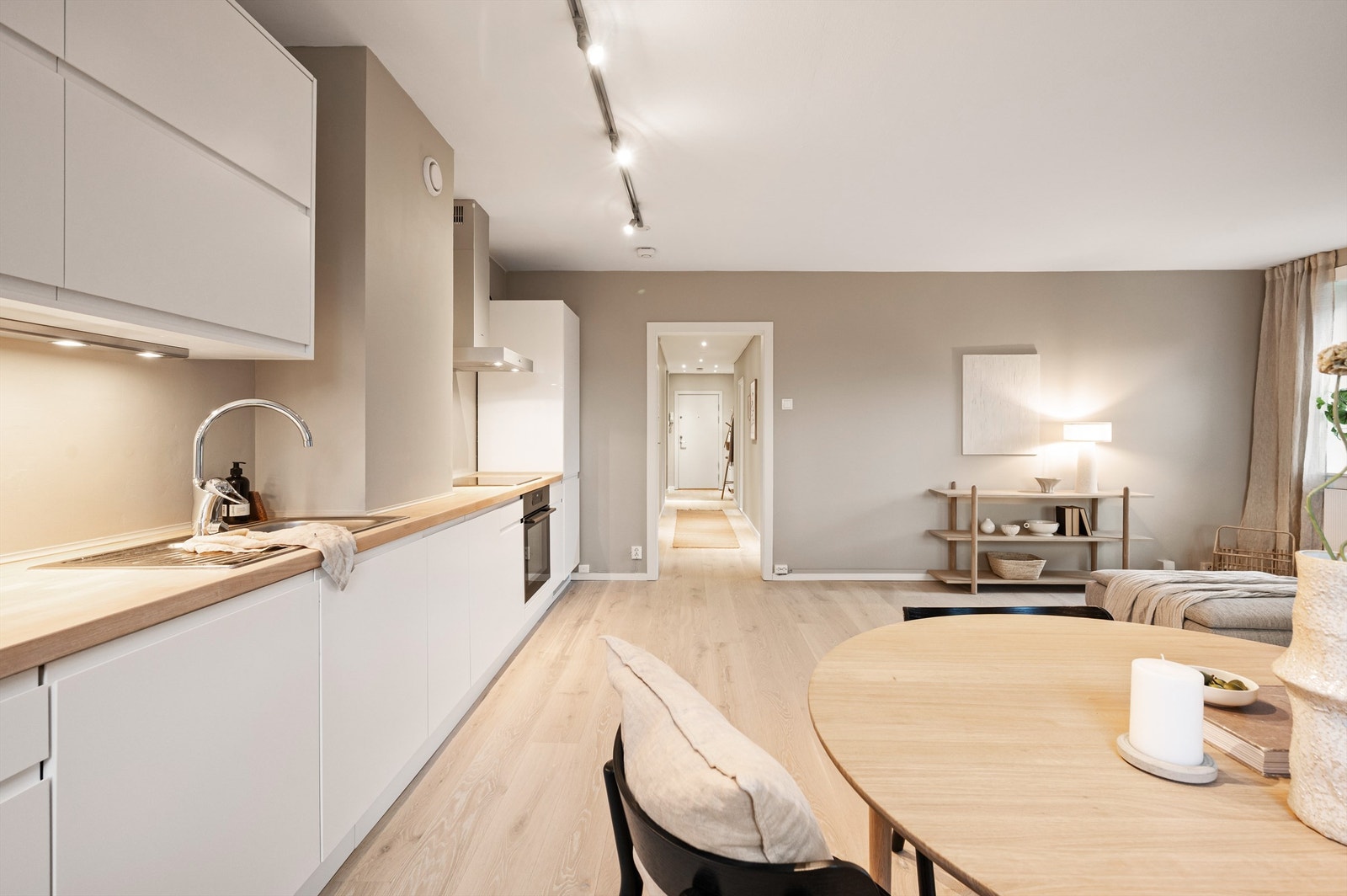 Det er godt med benkeplass og integrerte hvitevarer som stekeovn og platetopp, kjøl- og fryseskap (nye i 20/21) og oppvaskmaskin. Galleribilde