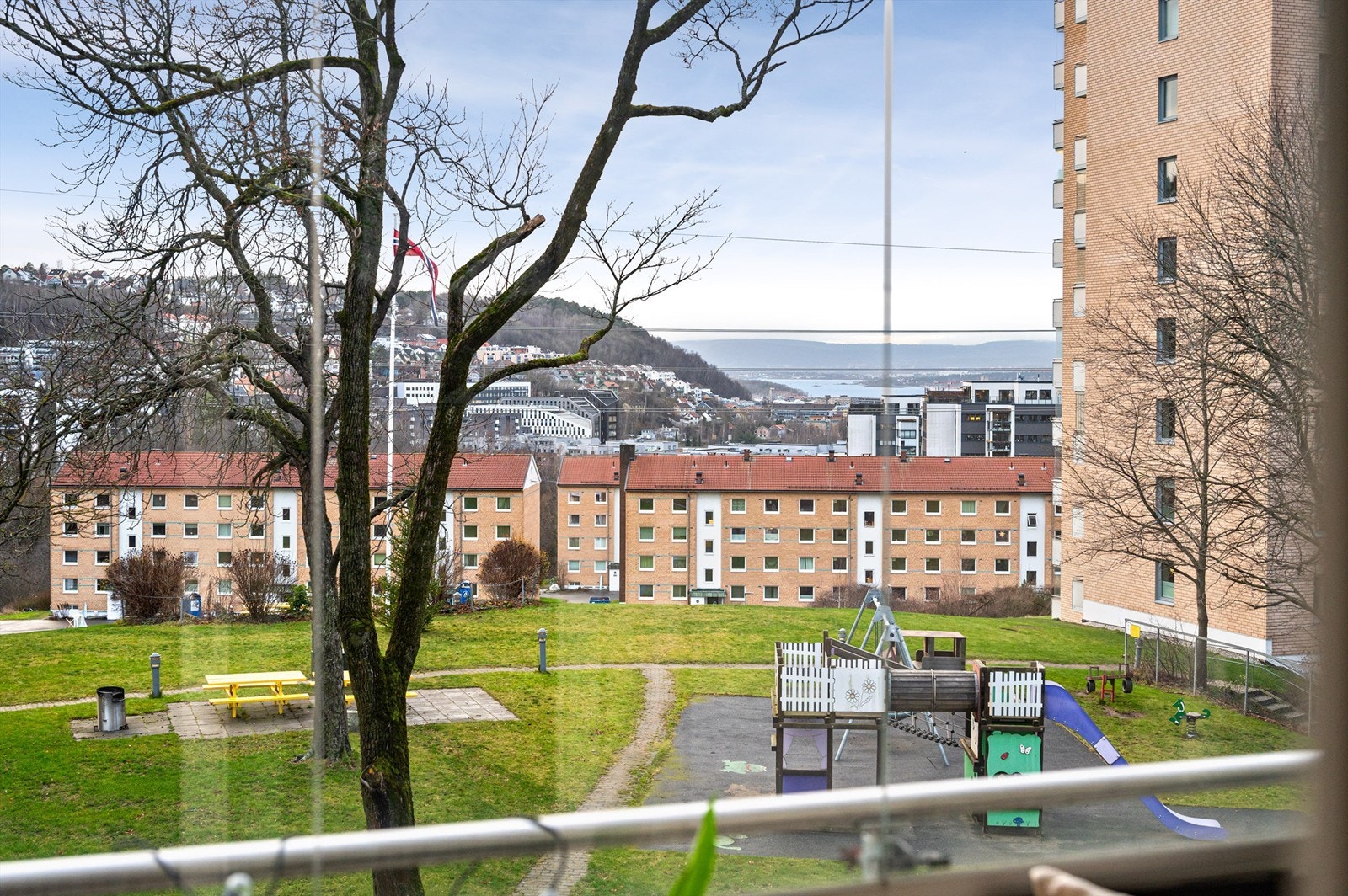 Utsikt fra balkongen! Her er det fjordgløtt og flott utsikt over Oslo. Galleribilde
