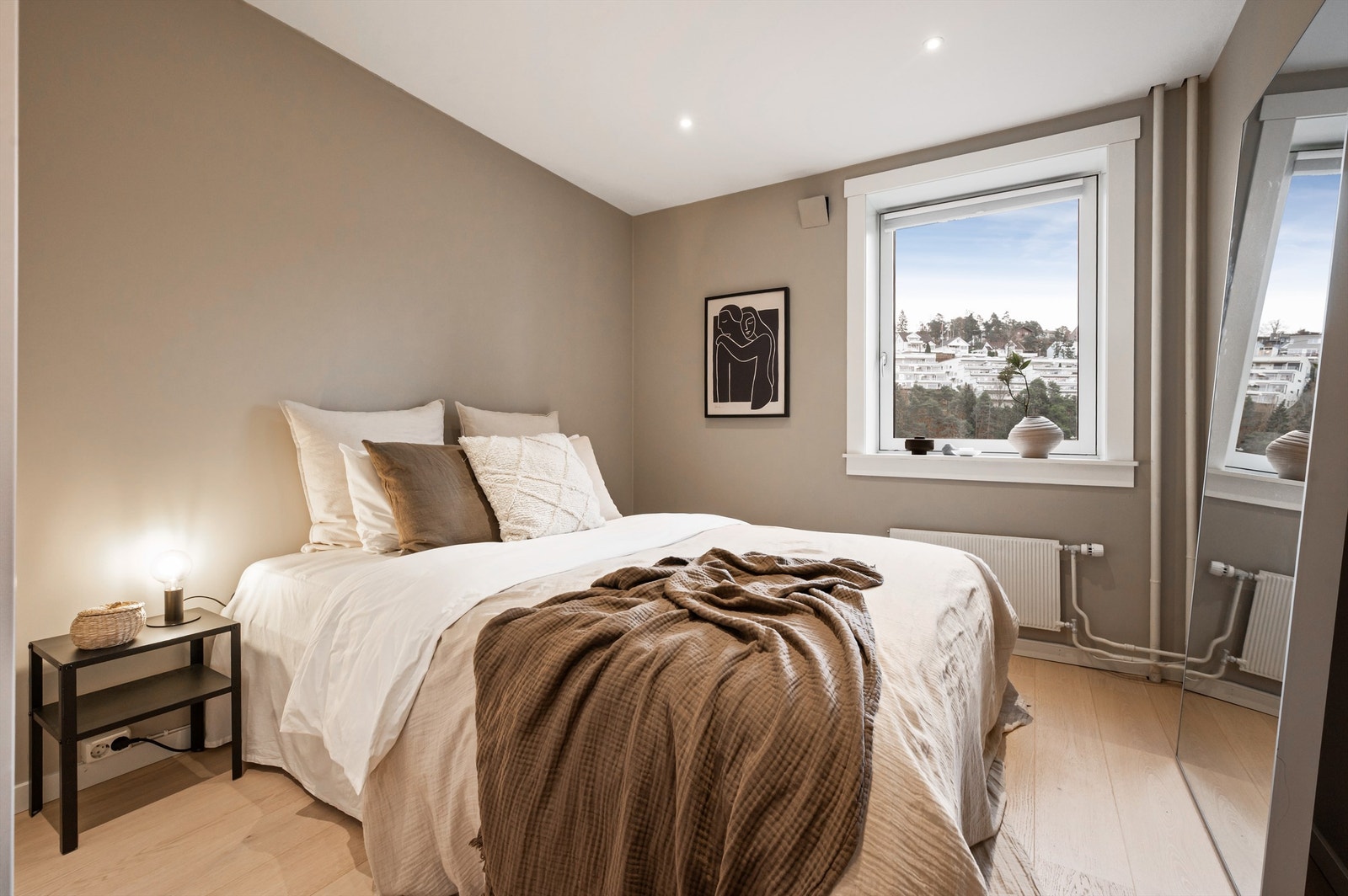 Hovedsoverommet har god plass til dobbeltseng med tilhørende møblement, og svært godt med skapplass. Galleribilde