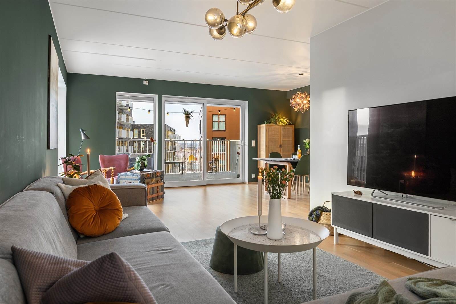 Leiligheten har en fin planløsning som deler stuen i flere soner. Internett er inkludert i felleskostnader. Galleribilde