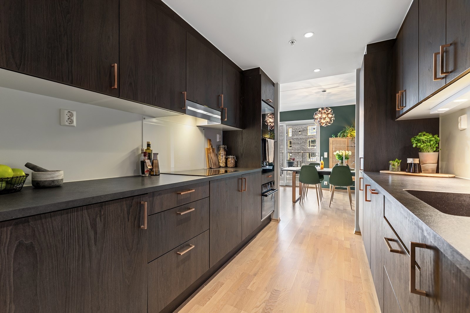 Det er integrerte hvitevarer i høyskap Bosch og vinskap fra Temptech. Det er også kombinert integrert kjøle/fryseskap. Galleribilde