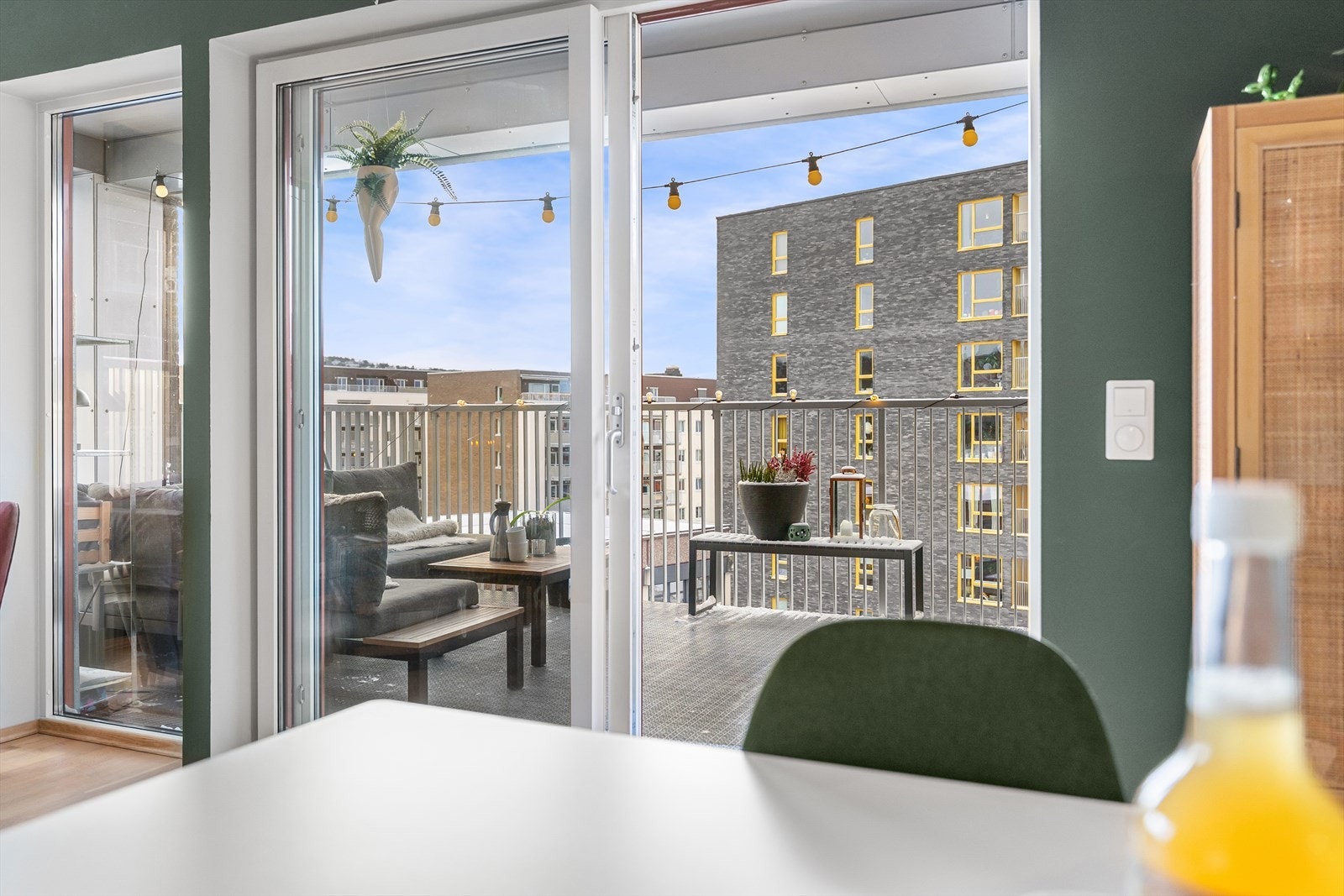 Solen skinner inn i stuen fra morgen til kveld. Galleribilde