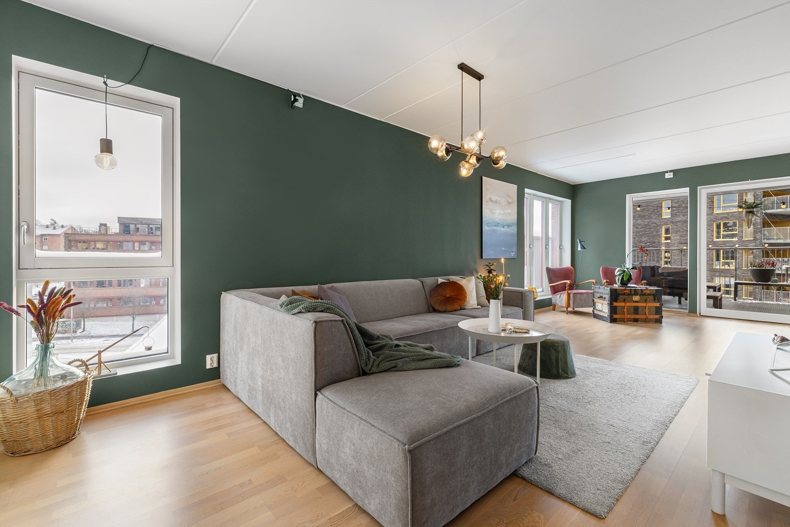 Det er god plass til romslig sofagruppe. Stuen slipper inn rikelig med lys fra store vindusflater. Galleribilde