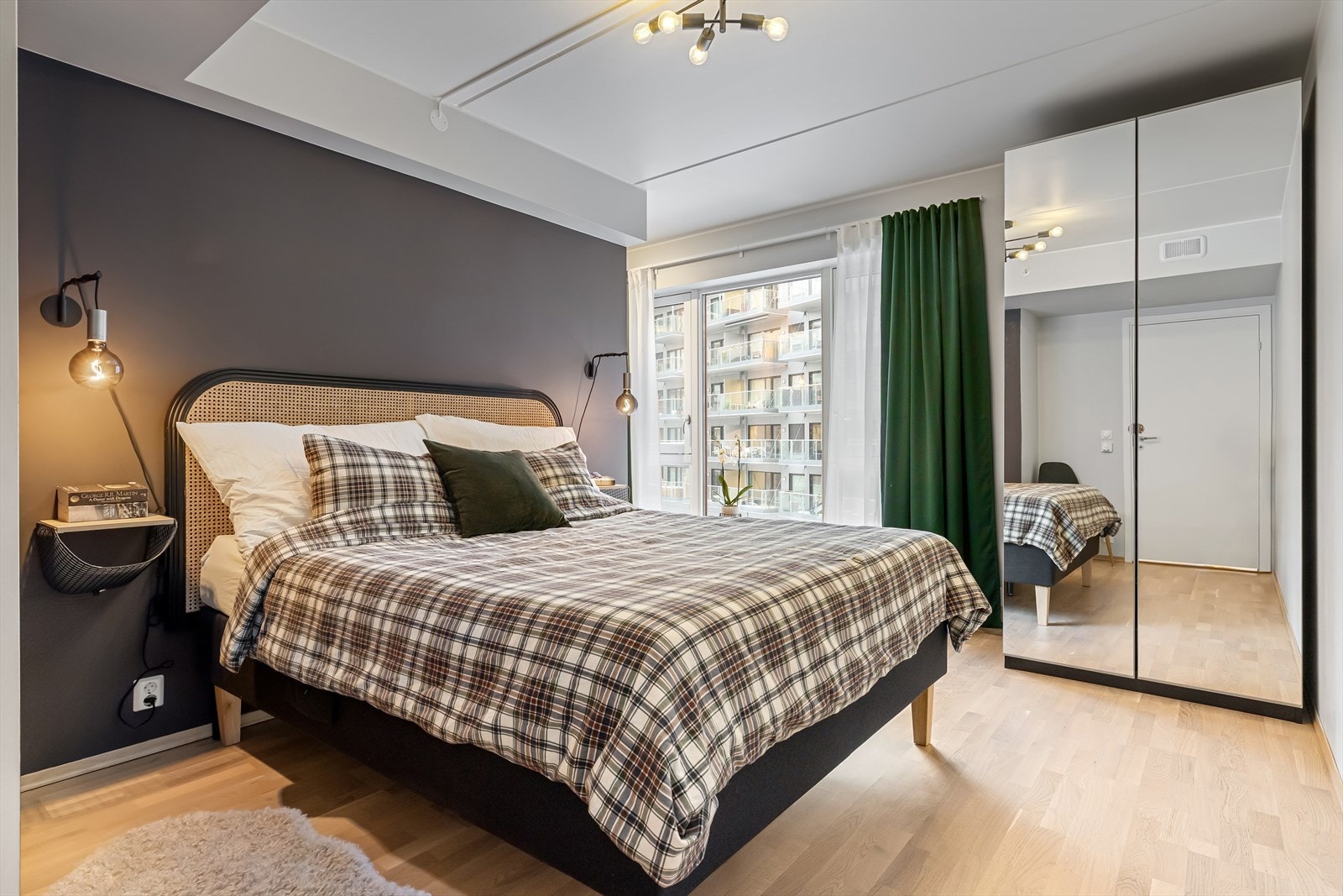 Hovedsoverommet har god plass til dobbeltseng med nattbord på begge sider. Galleribilde