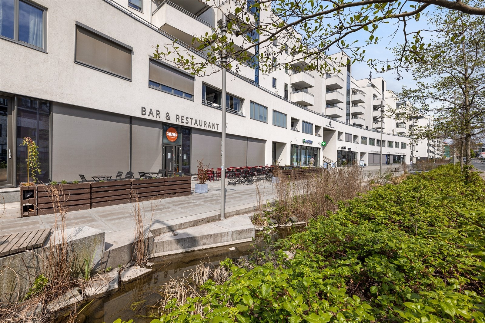 Ensjø har i senere år utviklet seg stort og har flere restaurant, handel og servicetilbud i umiddelbar nærhet. Hasle torg ligger en kort spasertur unna. Galleribilde