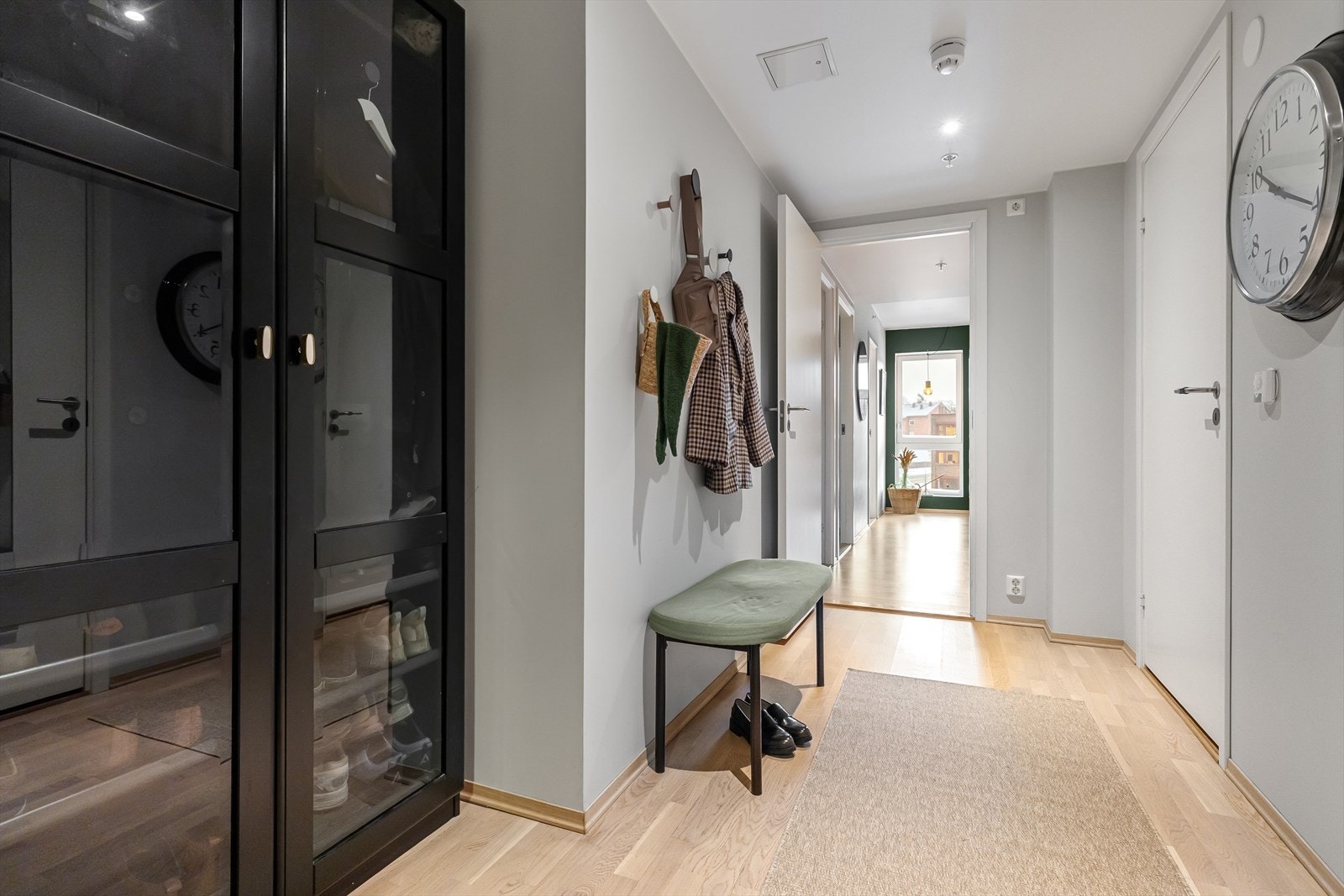 Det er også innvendig bod med ytterligere oppbevaring. Bad 1 har også adkomst fra entré. Galleribilde