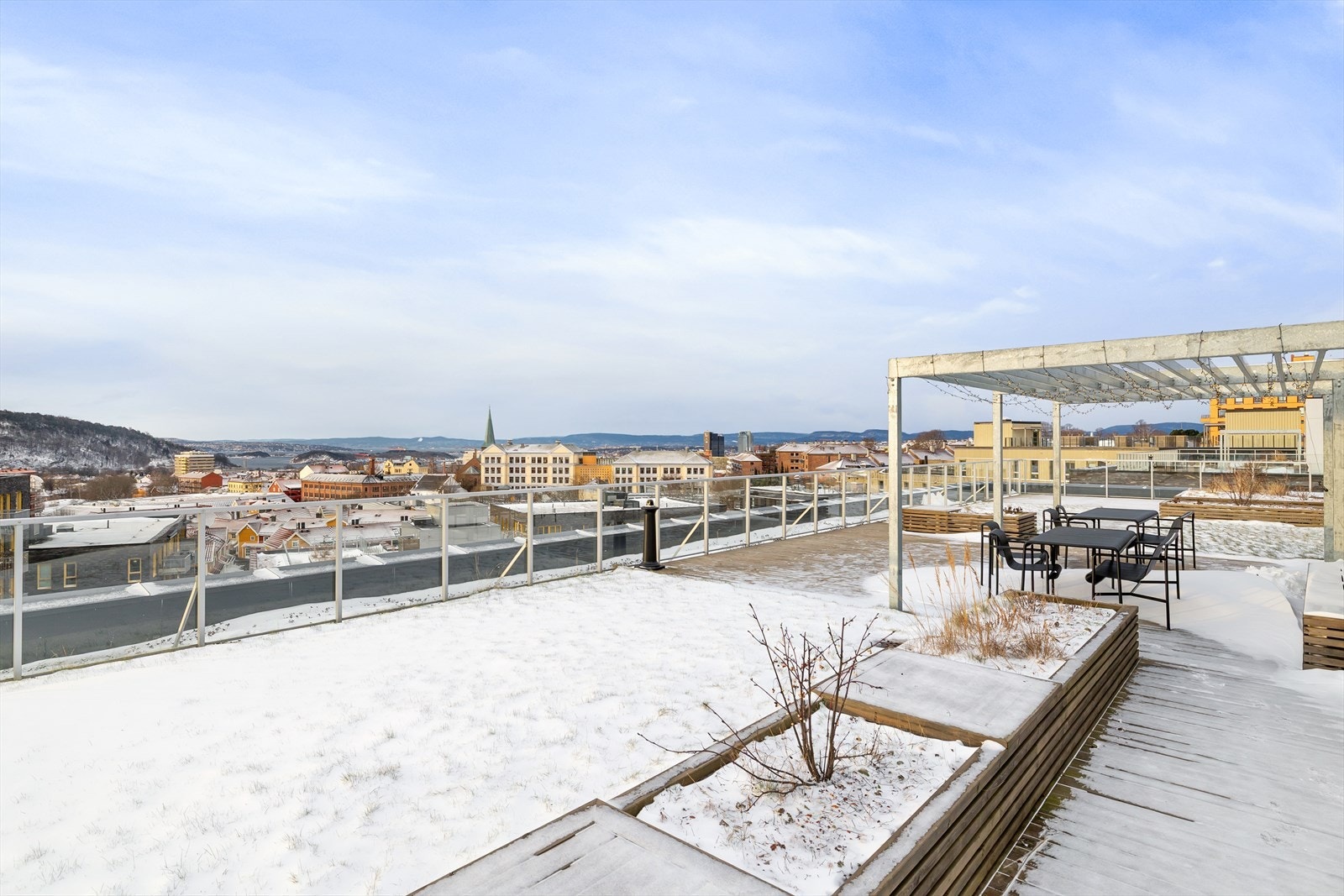 Som beboer har du tilgang til en stor takterrasse med flere sittegrupper. Galleribilde