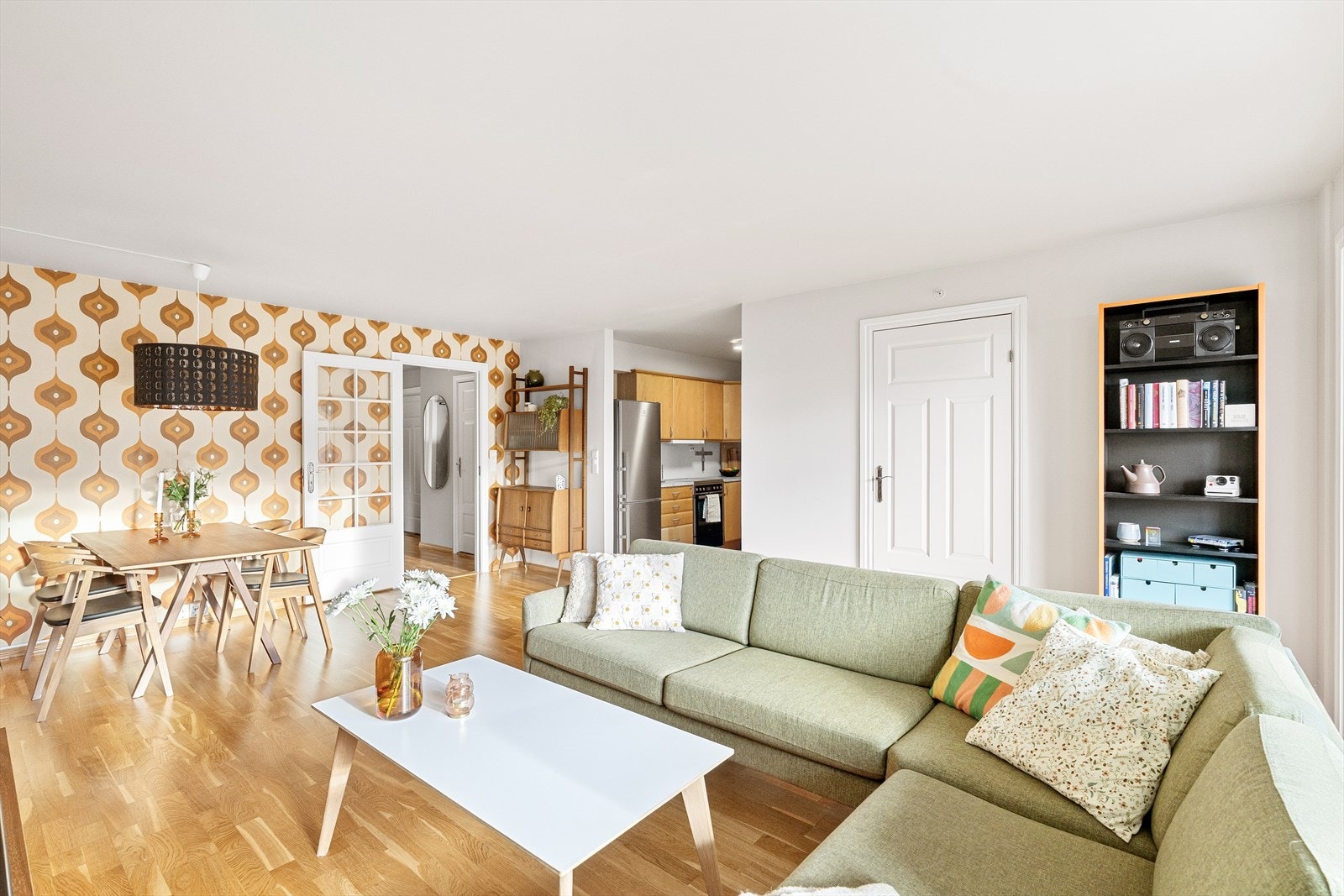 Kjøkkenet er i åpen løsning med stuen Galleribilde