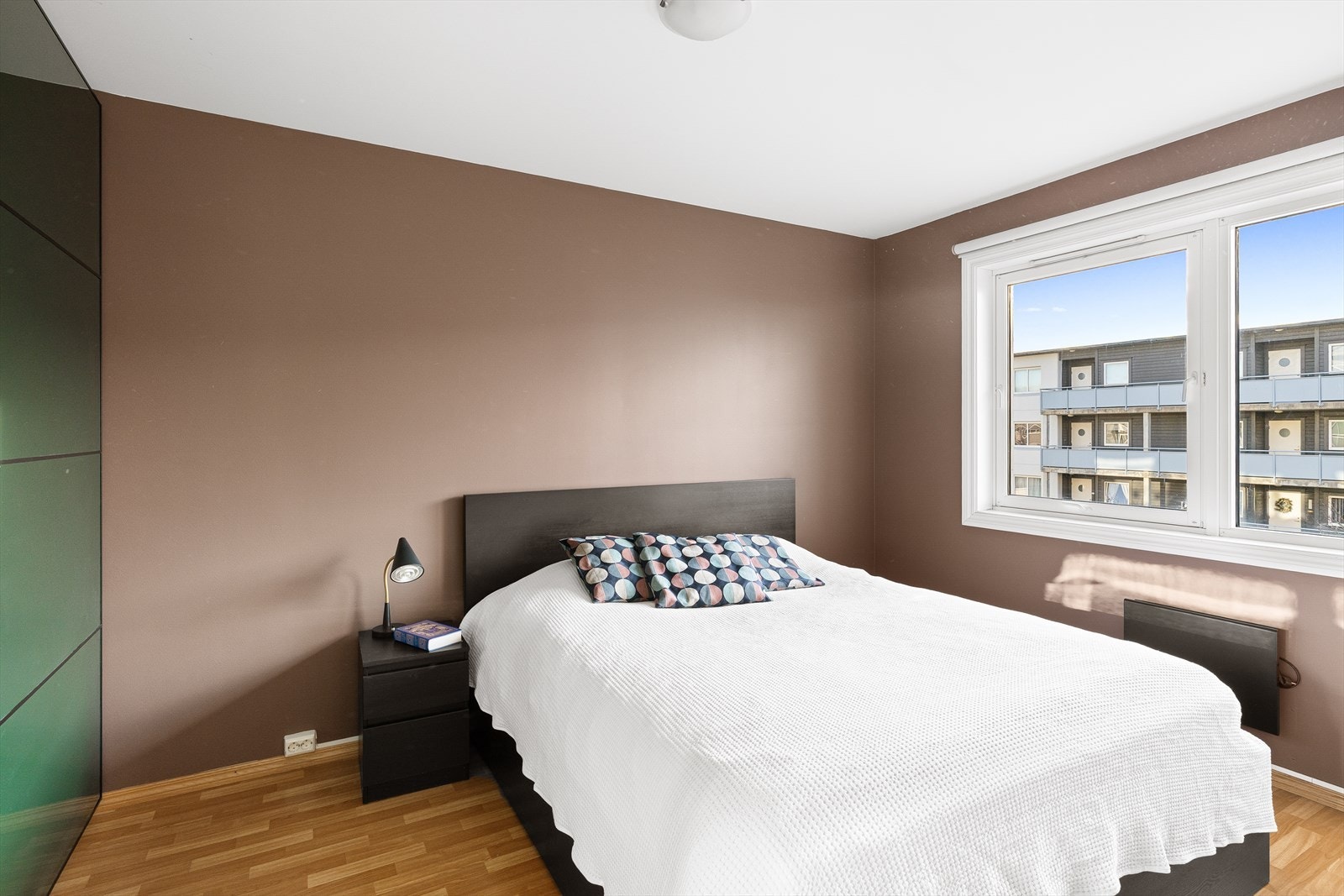 Stort soverom med skyvedørsgarderobe Galleribilde