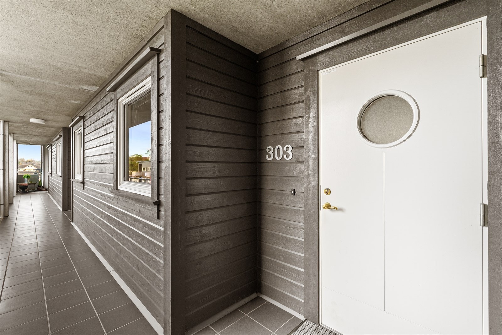 Overbygget svalgang hvor du kommer tørrskodd inn fra parkeringskjelleren Galleribilde