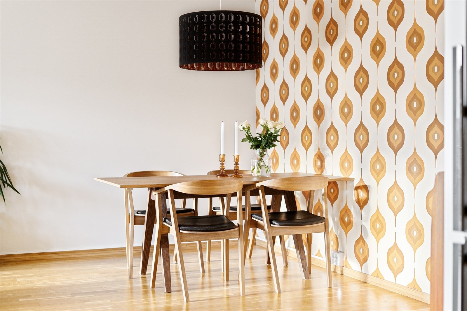 Stilig kontrastvegg gir rommet det lille ekstra Galleribilde