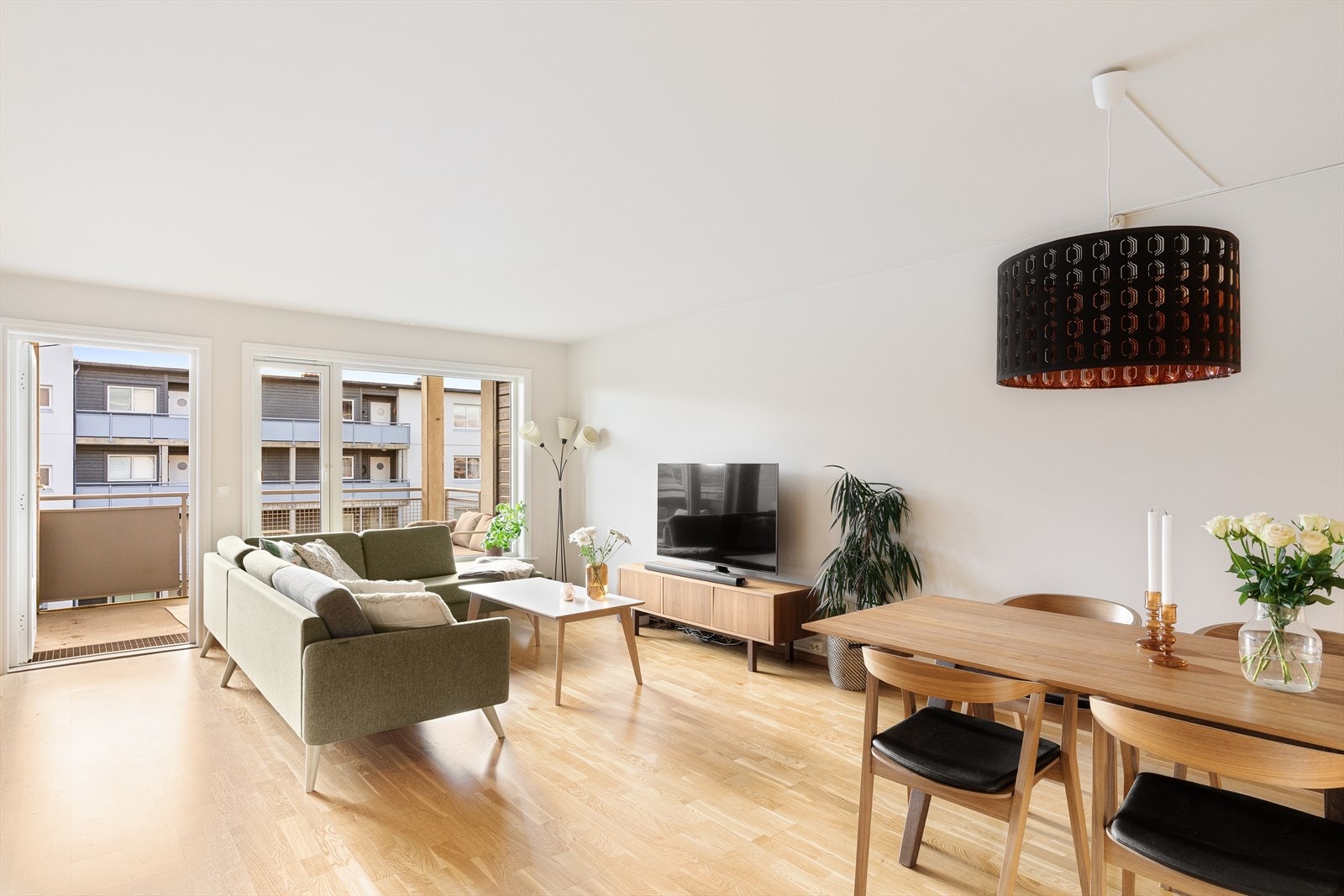 Store vindusflater sørger for godt lysinnslipp til rommet Galleribilde