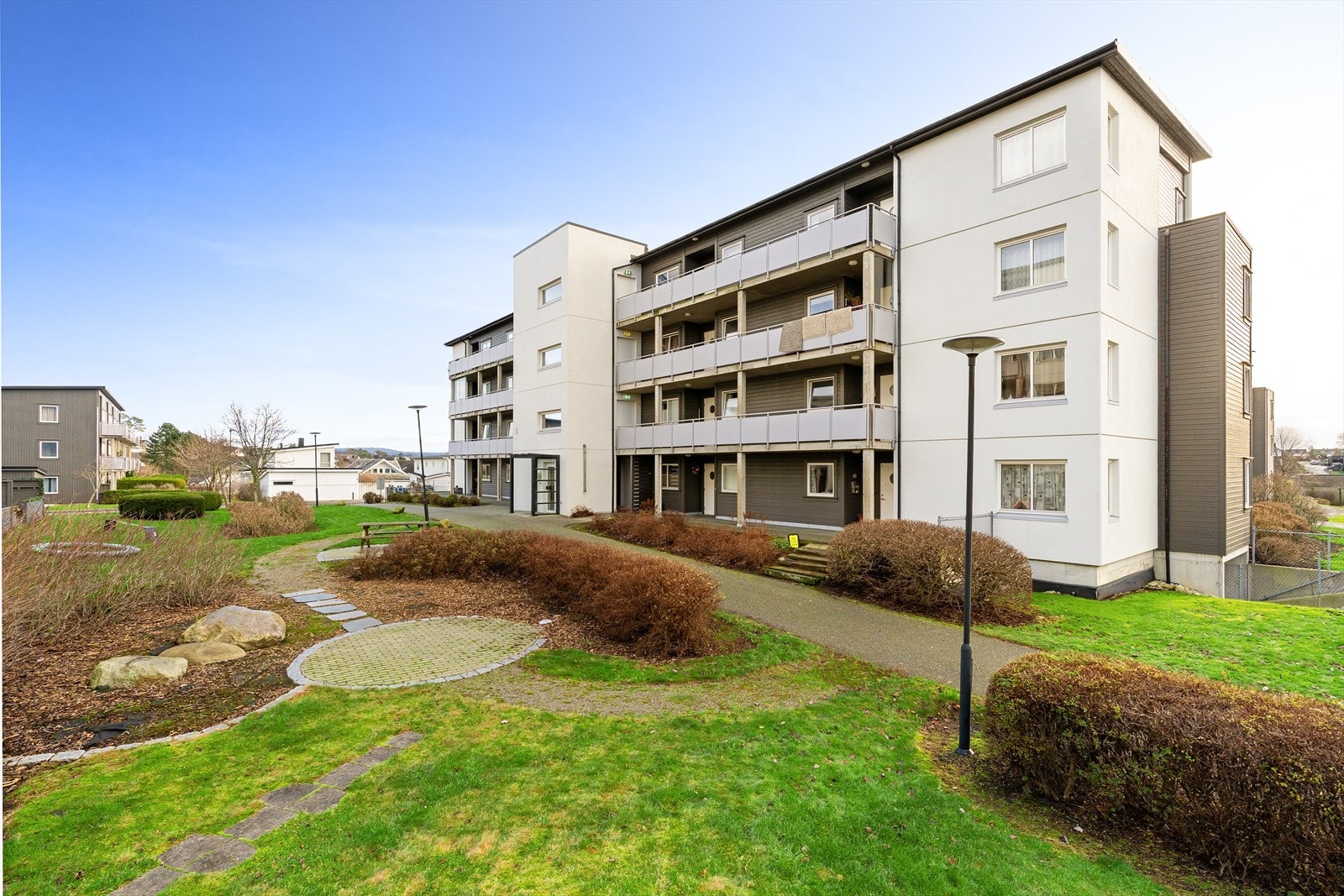 Leiligheten ligger med kort avstand til sentrum med alt av fasiliteter, samt kort vei til nærmeste dagligvarebutikk Galleribilde