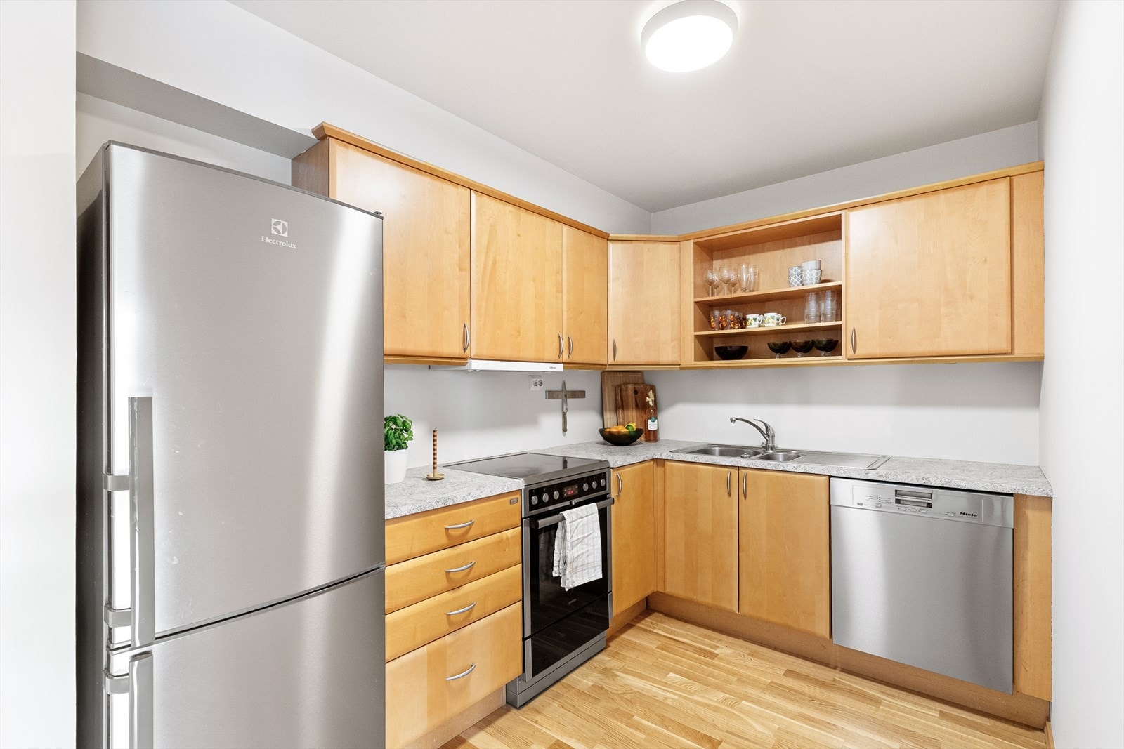 Funksjonelt kjøkken tilrettelagt for frittstående hvitevarer Galleribilde