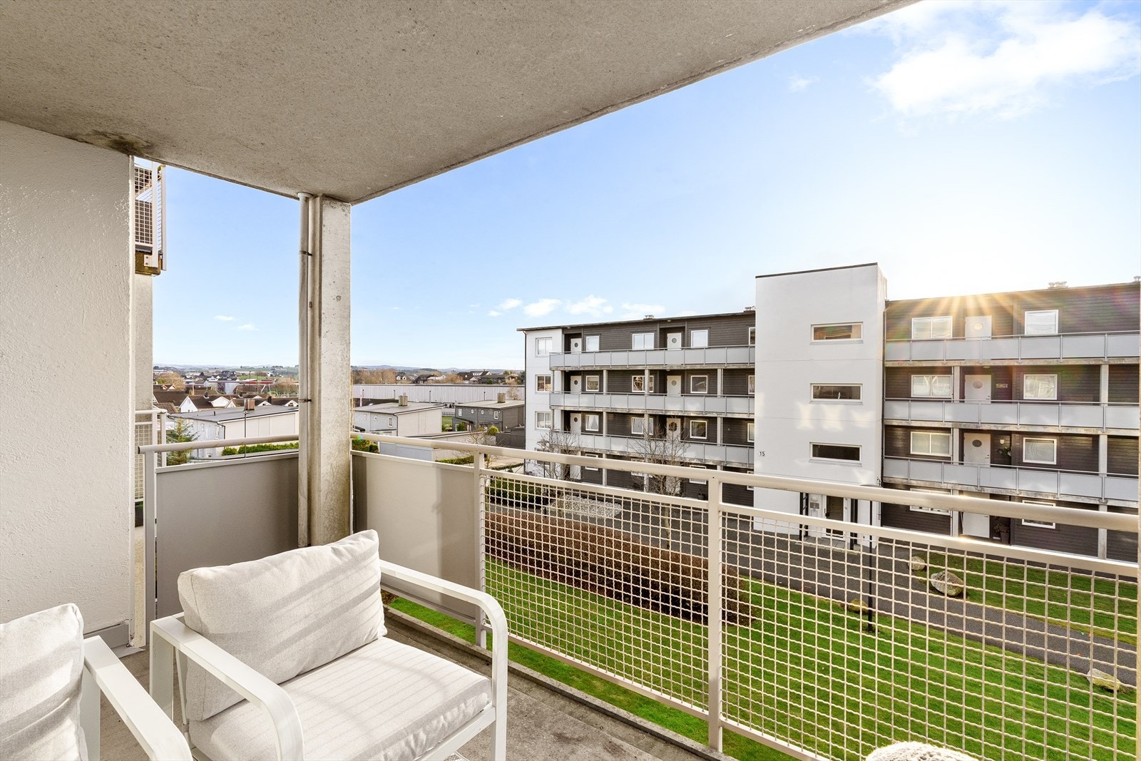 Leiligheten ligger i 3. etasje og har fin utsikt Galleribilde