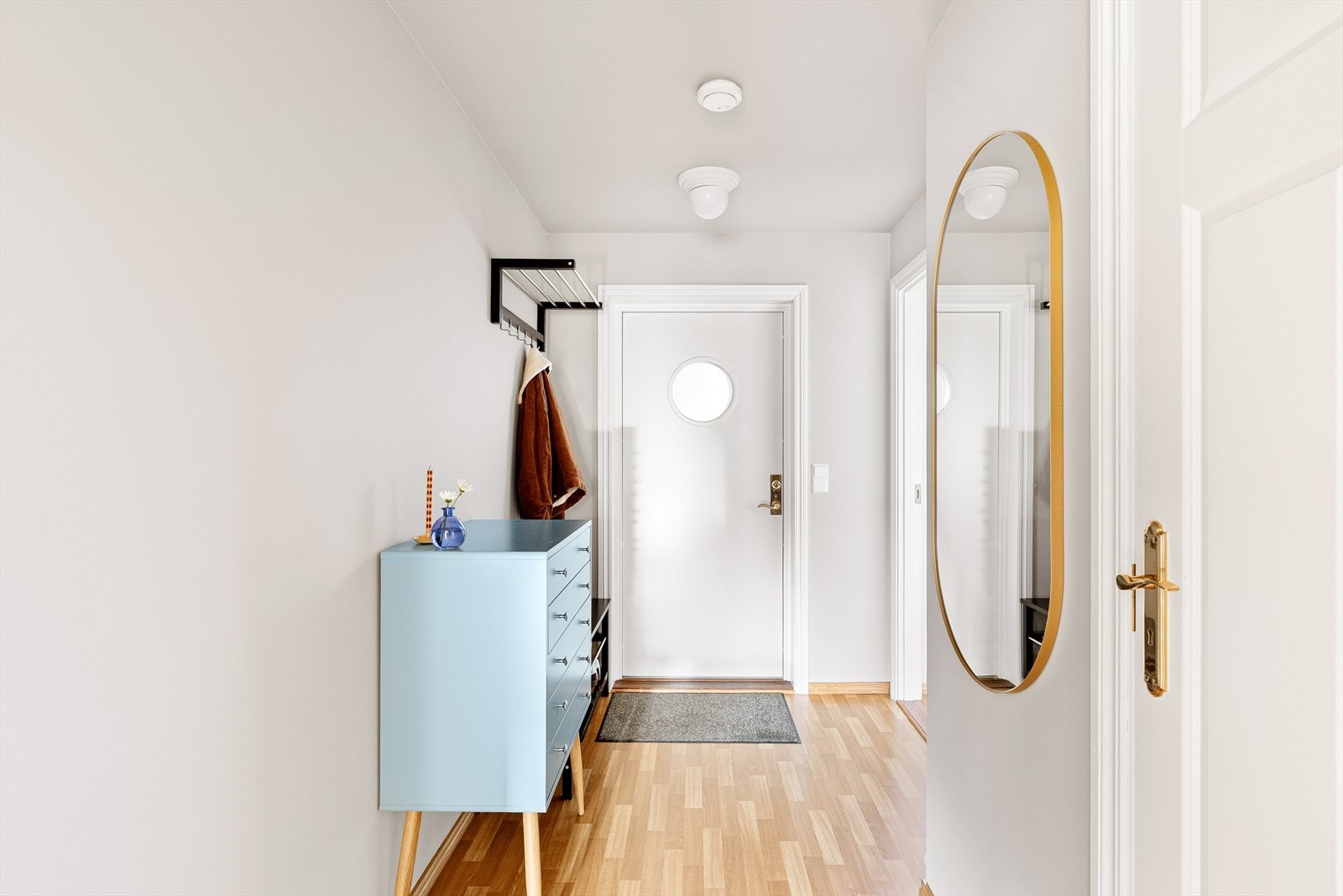 Velkommen inn til lys og innbydende gang Galleribilde