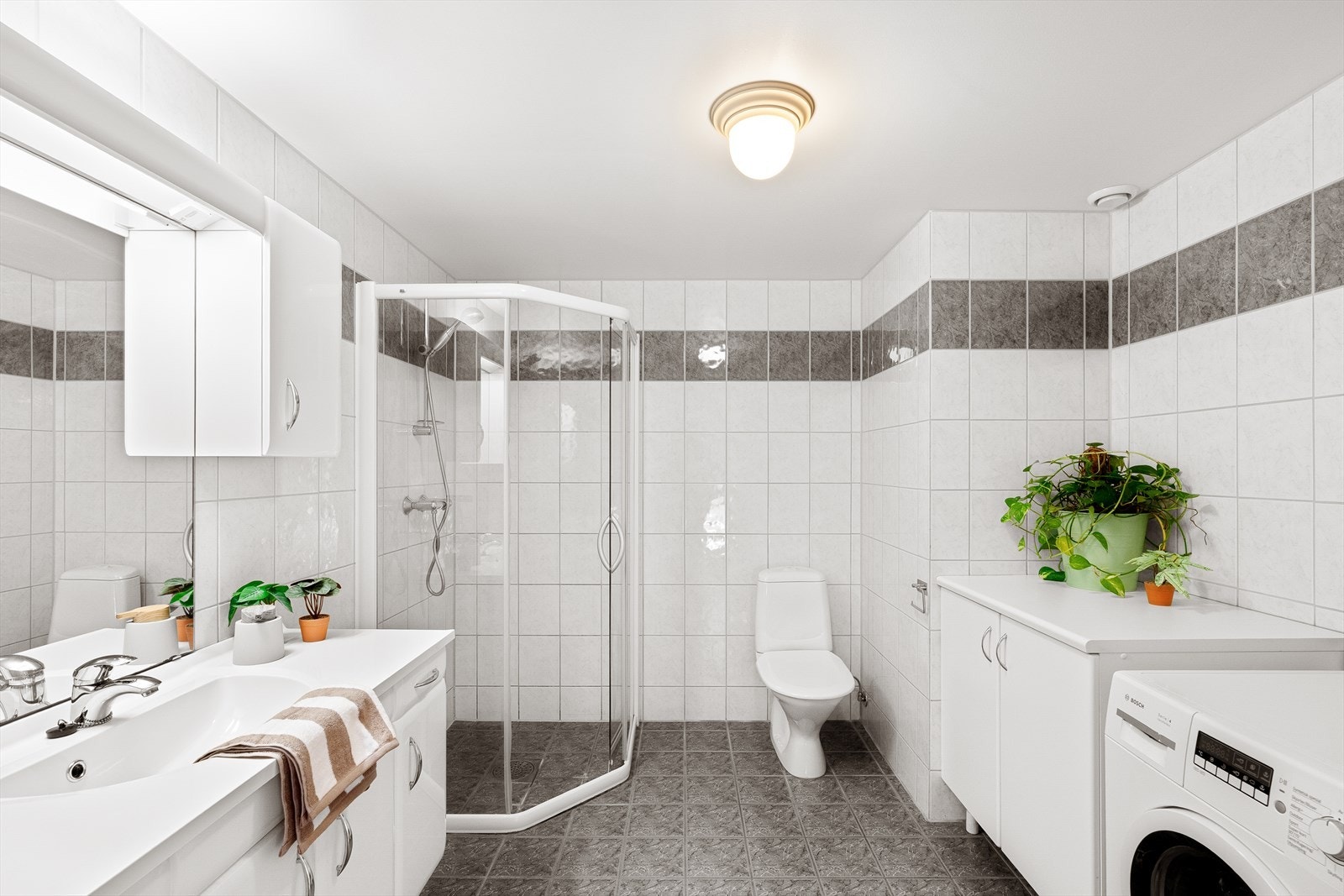 Badet er helfliset og tidløst Galleribilde