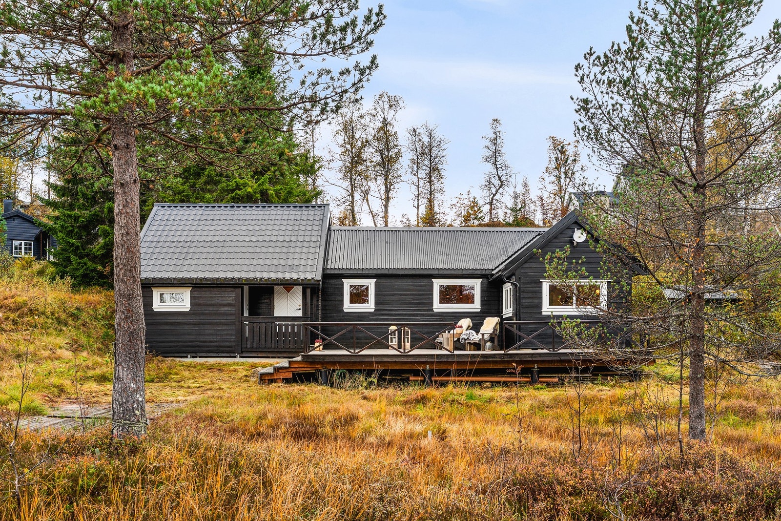 Hytten ligger i naturskjønne omgivelser med fantastiske turmuligheter og et rikt utvalg av helårige friluftsaktiviteter rett utenfor døren. Galleribilde