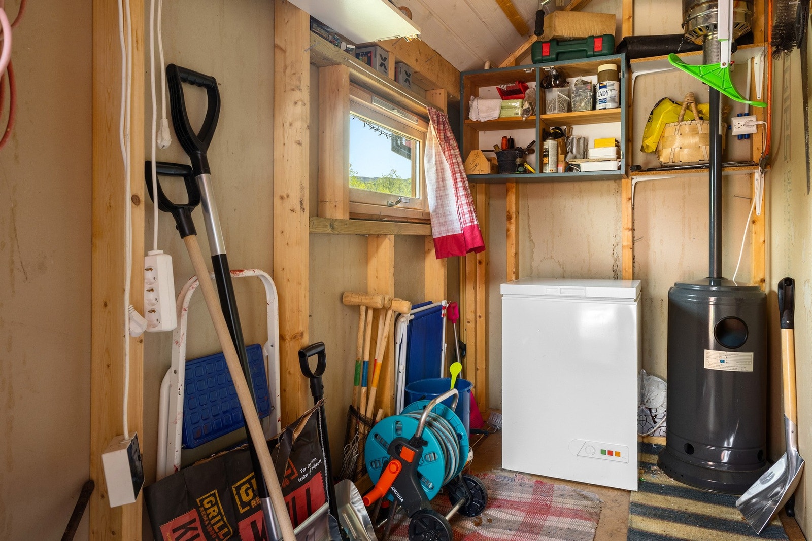 Praktisk og romslig utebod. Plassert ved inngangspartiet. Galleribilde