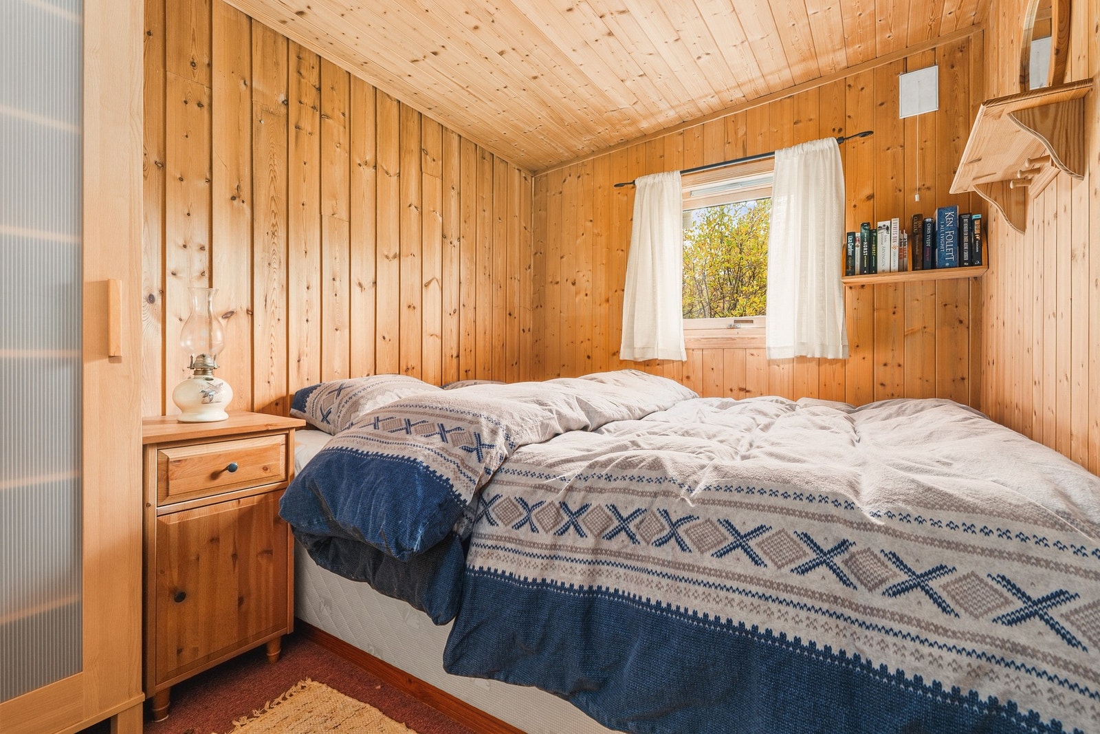 Det er god plass til seng, nattbord og garderobeløsning i alle rom. Galleribilde