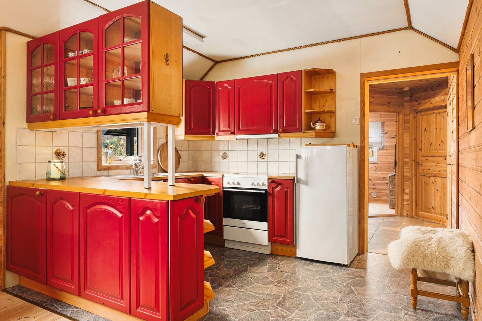 Kjøkkenet har god skap- og benkeplass, noe som gjør matlagingen til en hyggelig del av hyttelivet. Galleribilde