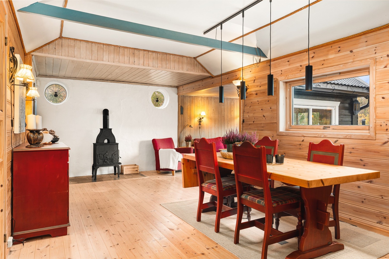 Stuen er innbydende og har en åpen løsning mot kjøkkenet - et naturlig samlingspunkt for familie og venner. Galleribilde