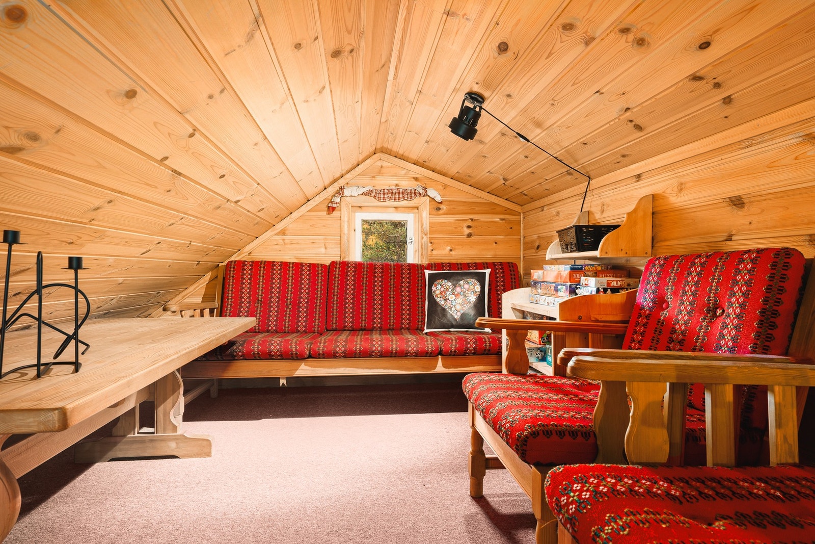 Vegger og tak er kledd med trepanel som skaper en varm og tradisjonell hyttestil. Galleribilde