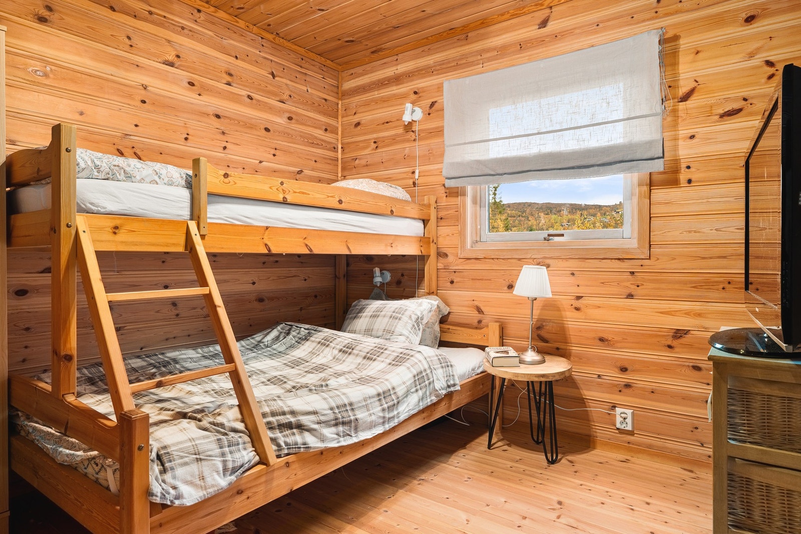 Alle soverommene har trepanel på vegger og i tak, og store vindusflater som slipper inn mye naturlig lys. Galleribilde