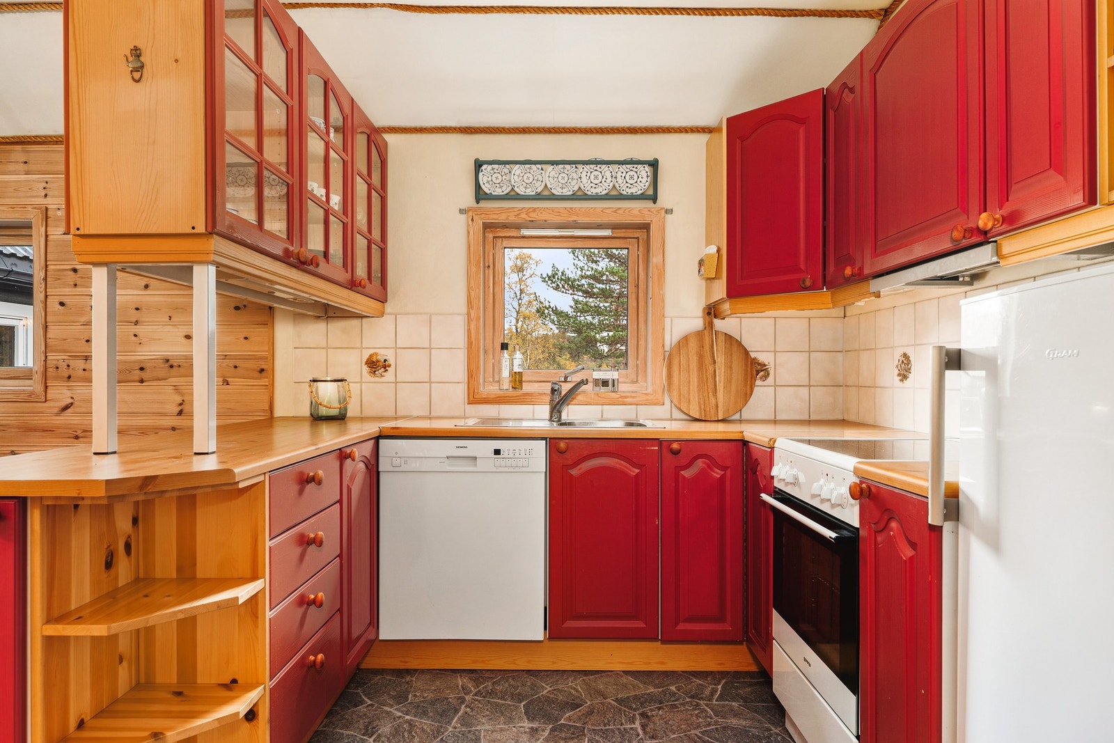 Det romslige kjøkkenet er både funksjonelt og koselig, perfekt for den matglade! Galleribilde