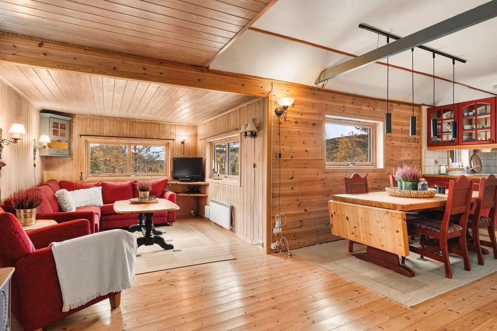 Stuen har store vindusflater slipper inn rikelig med dagslys og gir flott utsyn mot omgivelsene. Galleribilde