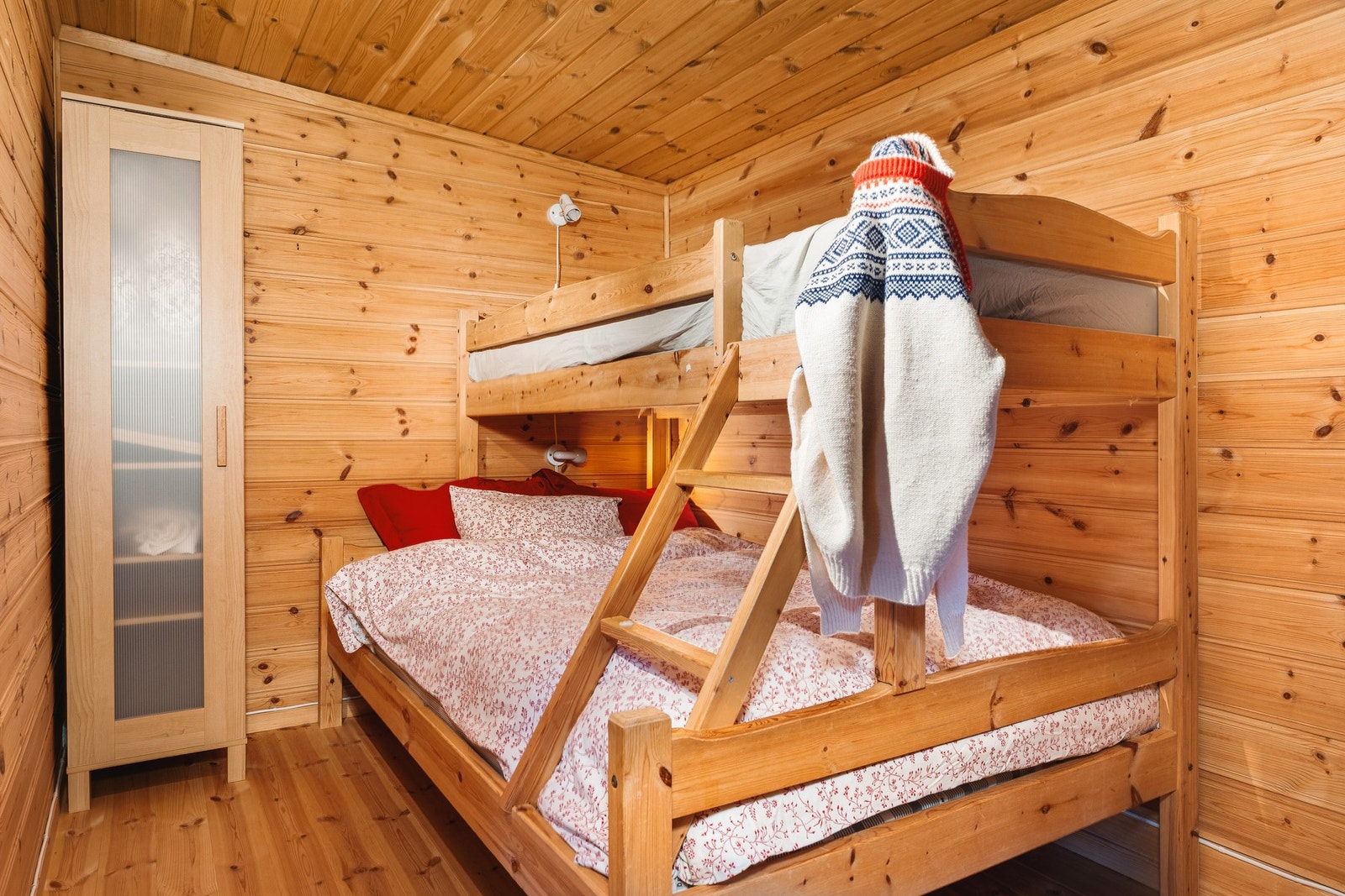 Hytten har fire soverom i tillegg til hems med mulighet for ekstra soveplasser. Galleribilde