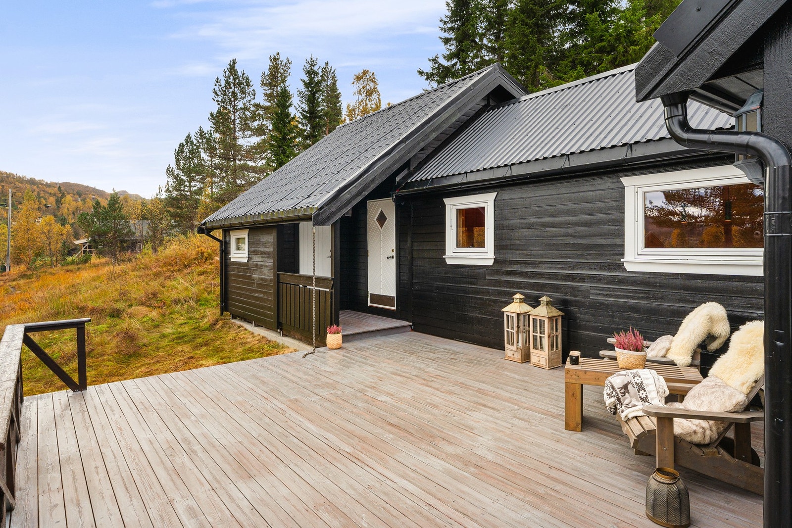 Mødalsvegen 53 er et ideelt utgangspunkt for deg som ønsker å kombinere roen i naturen med enkel tilgang til byliv og kulturelle opplevelser. Galleribilde