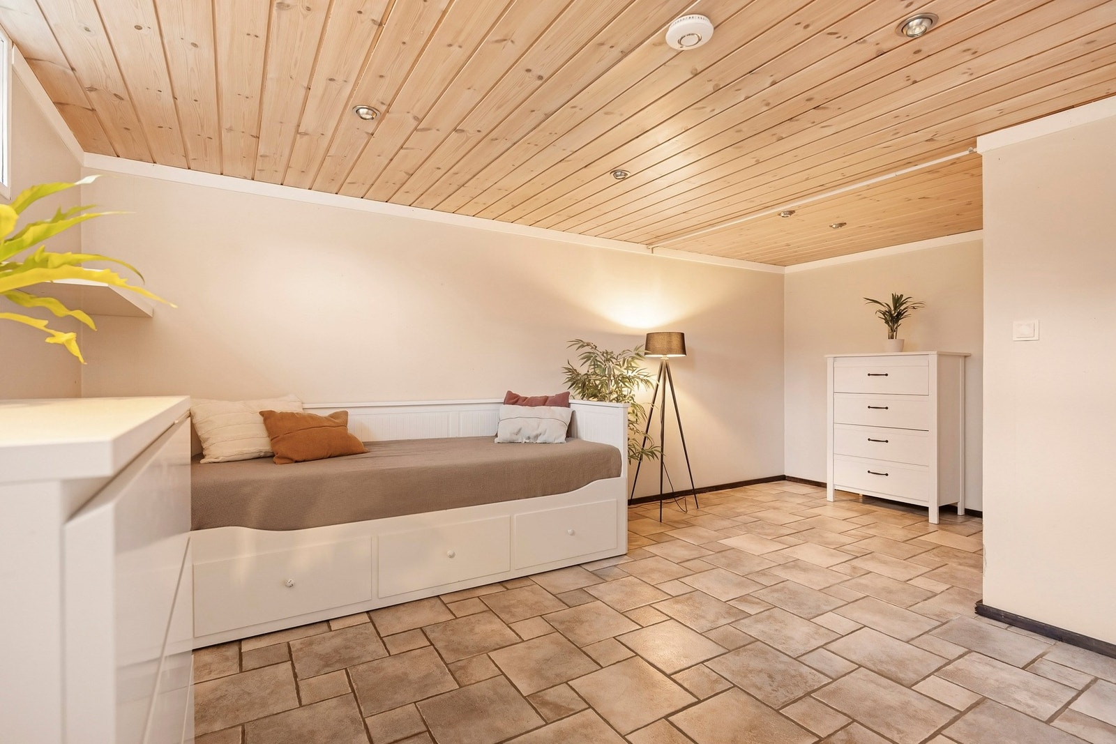 Kjellerstue benyttet som soverom (Ikke godkjent) Galleribilde