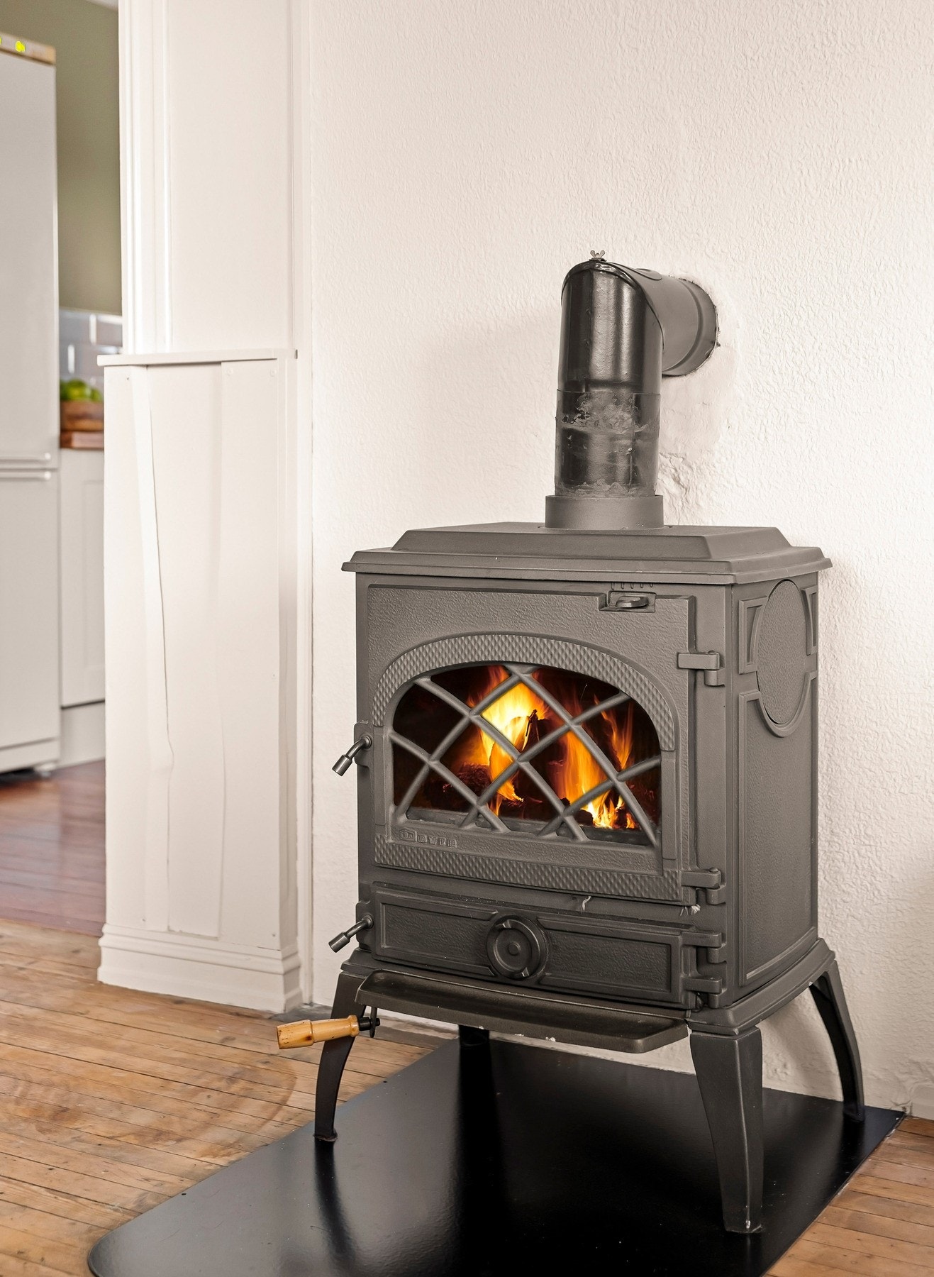 Det er peis i leiligheten som gir ekstra varme og stemning under kaldere dager Galleribilde