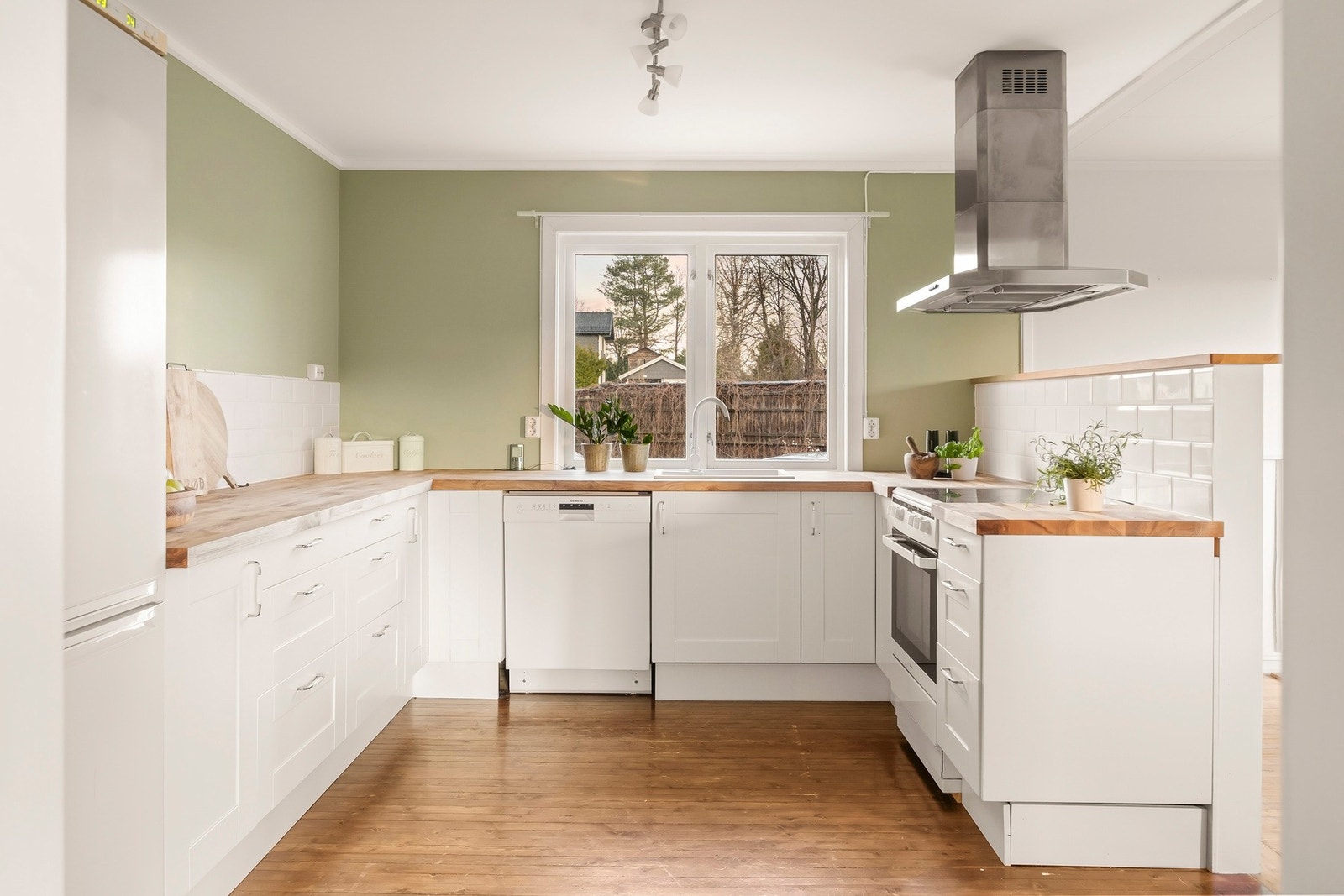 Pent kjøkken med gode skap- og skuffeløsninger for oppbevaring Galleribilde