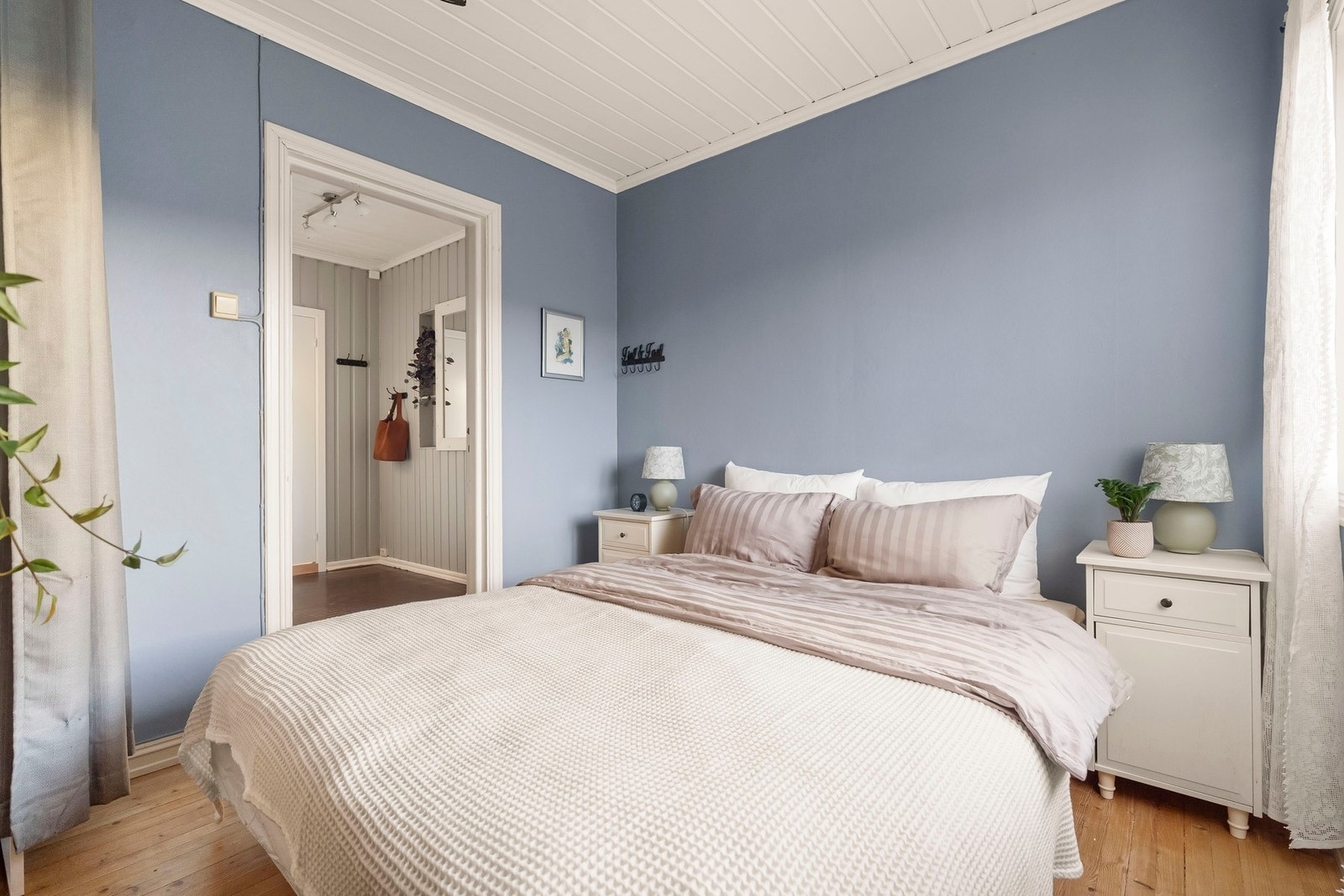 Soverom med god plass til dobbeltseng, nattbord, kommode/skap og annen soveromsinnredning Galleribilde