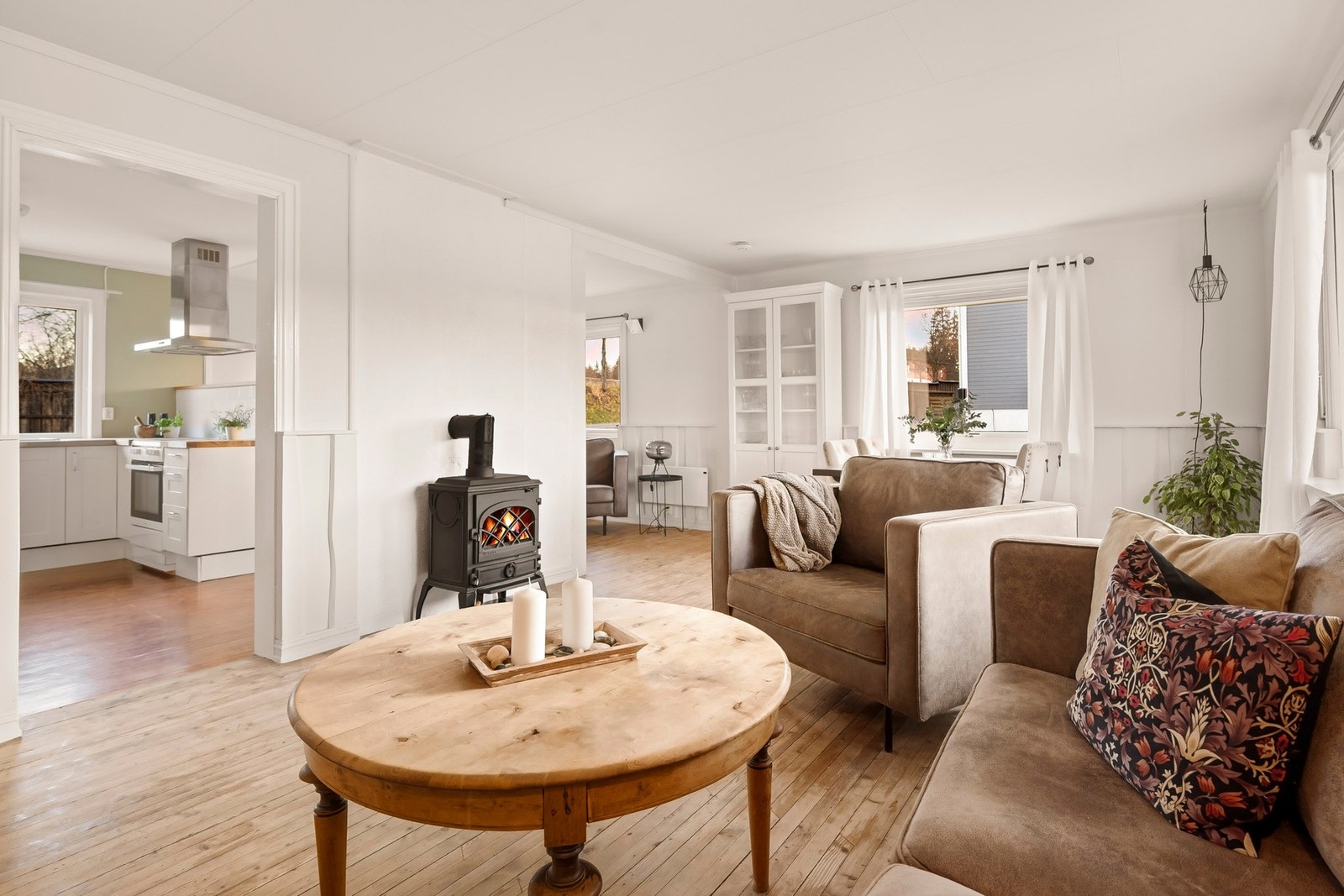 En innholdsrik 3-roms selveier over 2 plan Galleribilde