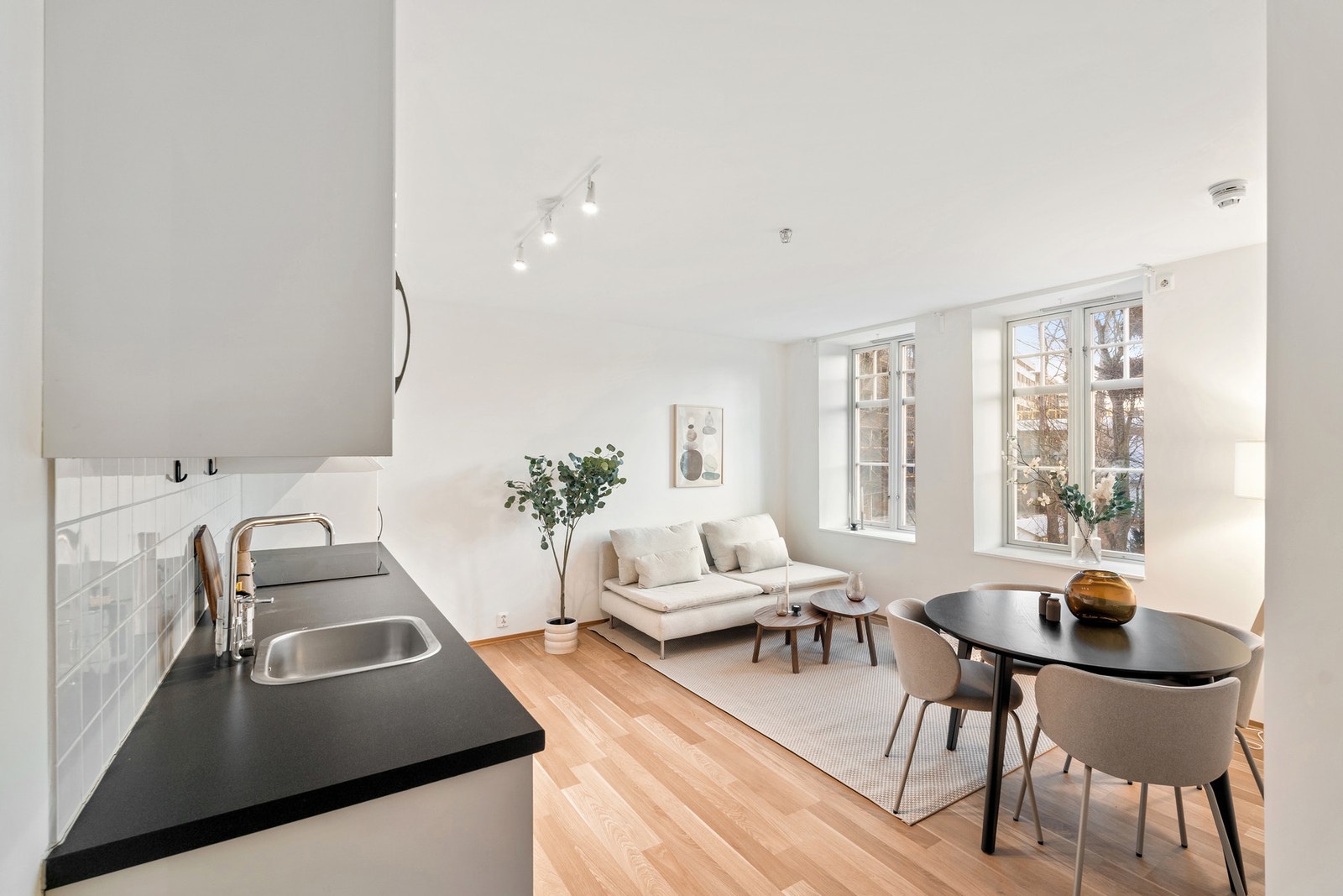 Kjøkken og stue i åpen løsning gir en god og praktisk planløsning Galleribilde