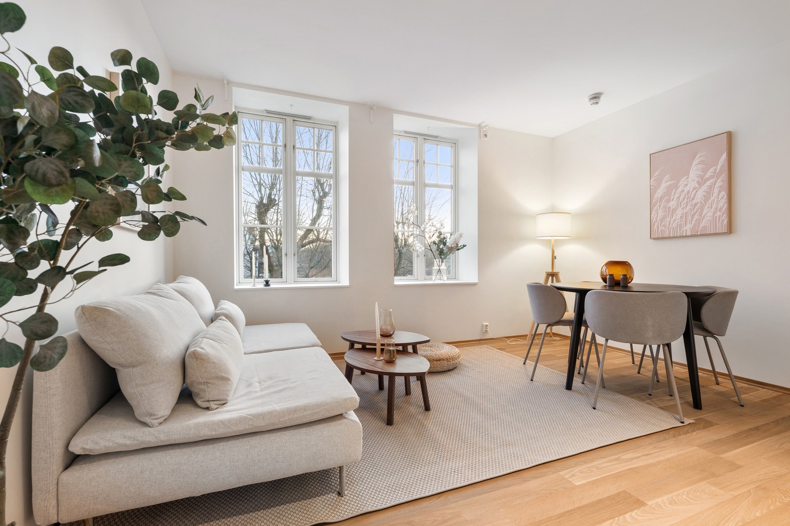 Delikat stue med god plass til sofagruppe og TV-krok. Galleribilde