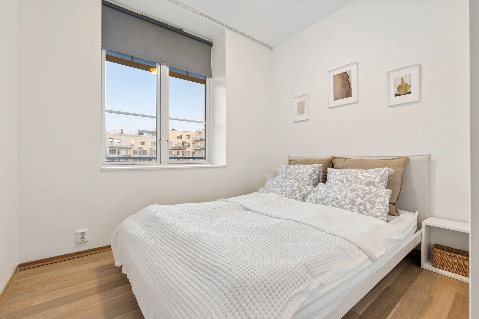 Lyst og koselig soverom med plass til dobbeltseng. Galleribilde