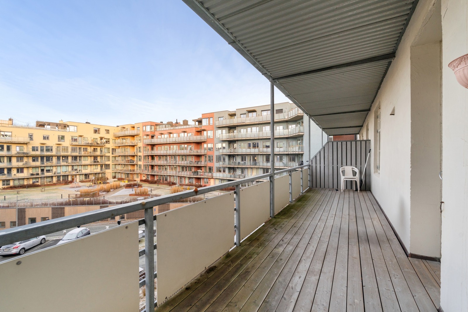 Stor uteplass som er ypperlig å benytte i sommerhalvåret. Galleribilde